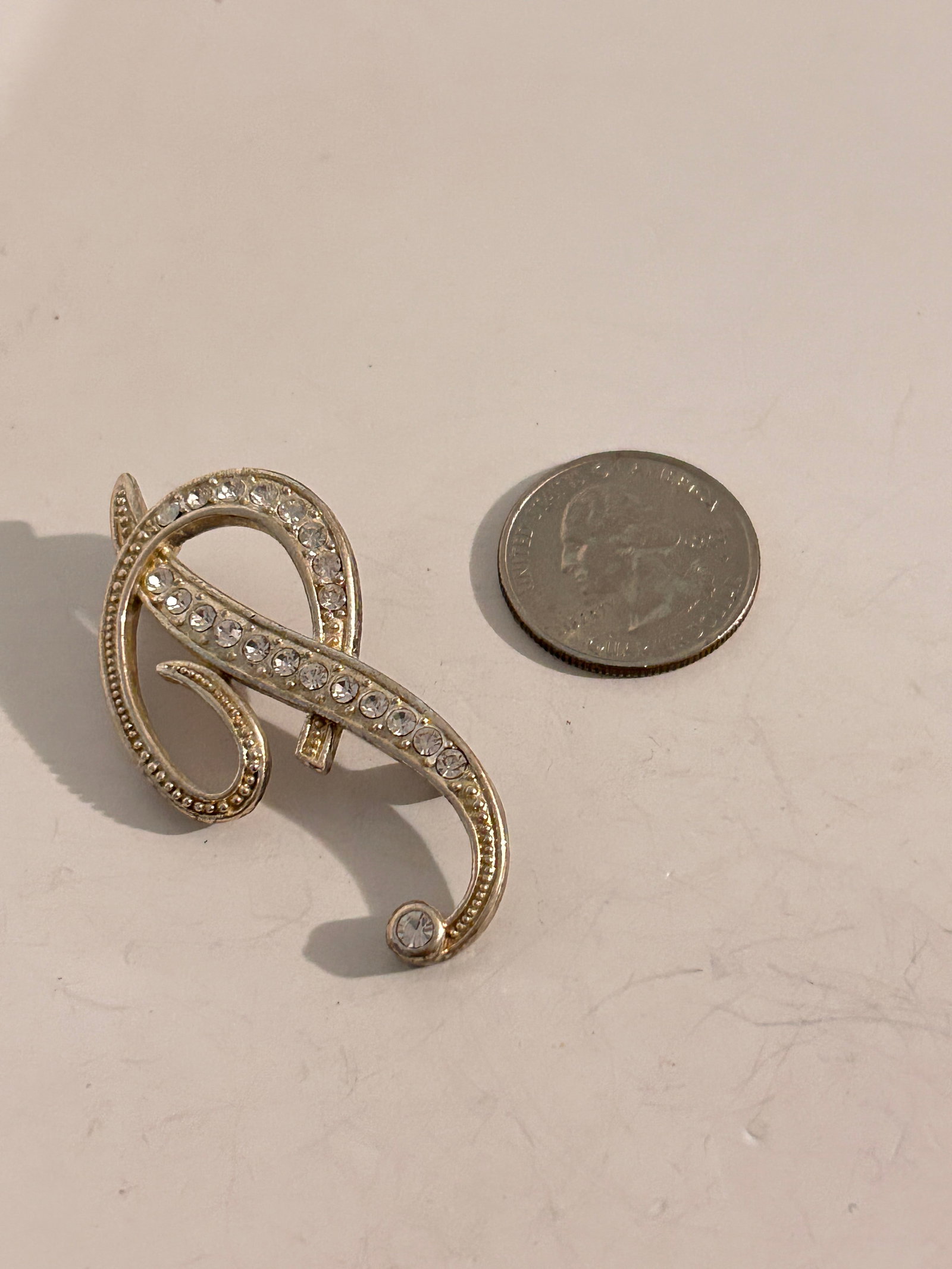 Vintage Rhinestone P Brooch: Vintage Rhinestone P Brooch Please view all photos as they are part of the description and condition of this Item, Feel free to contact me with questions or picture requests! Used Item AS IS
