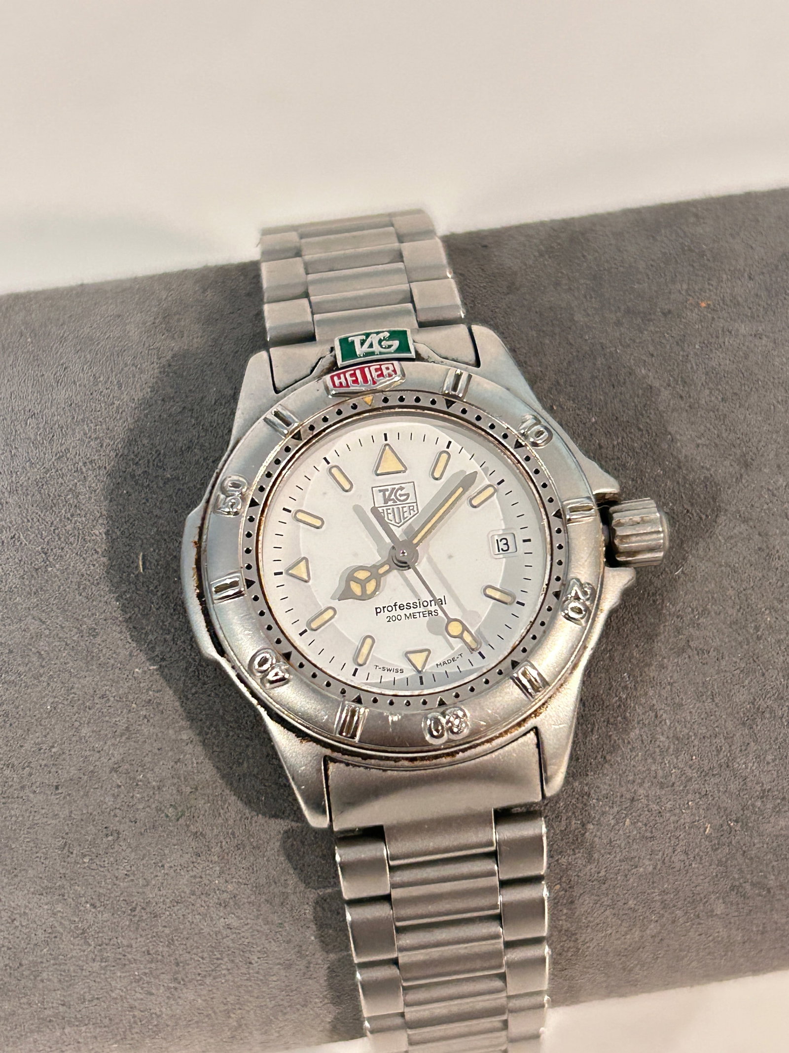 Vintage Tag Heuer Professional 200 Meters Stainless Steel working Watch: Vintage Tag Heuer Professional 200 Meters Stainless Steel working Watch Please view all photos as they are part of the description and condition of this Item, Feel free to contact me with questions or