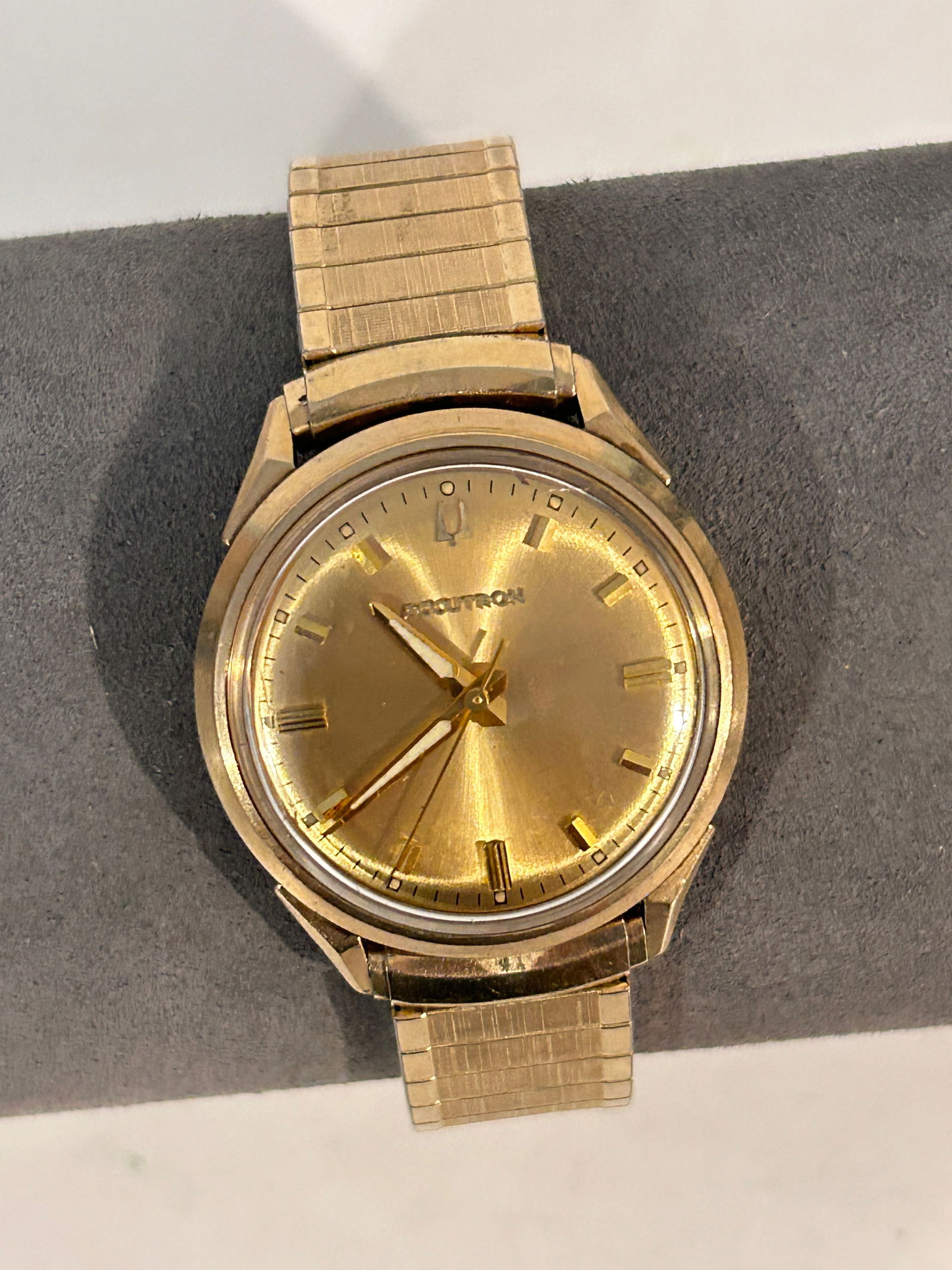 Vintage Bulova Accutron M6 10k Gold Filled working Men’s Wristwatch: Vintage Bulova Accutron M6 10k Gold Filled working Men’s Wristwatch Please view all photos as they are part of the description and condition of this Item, Feel free to contact me with questions or p