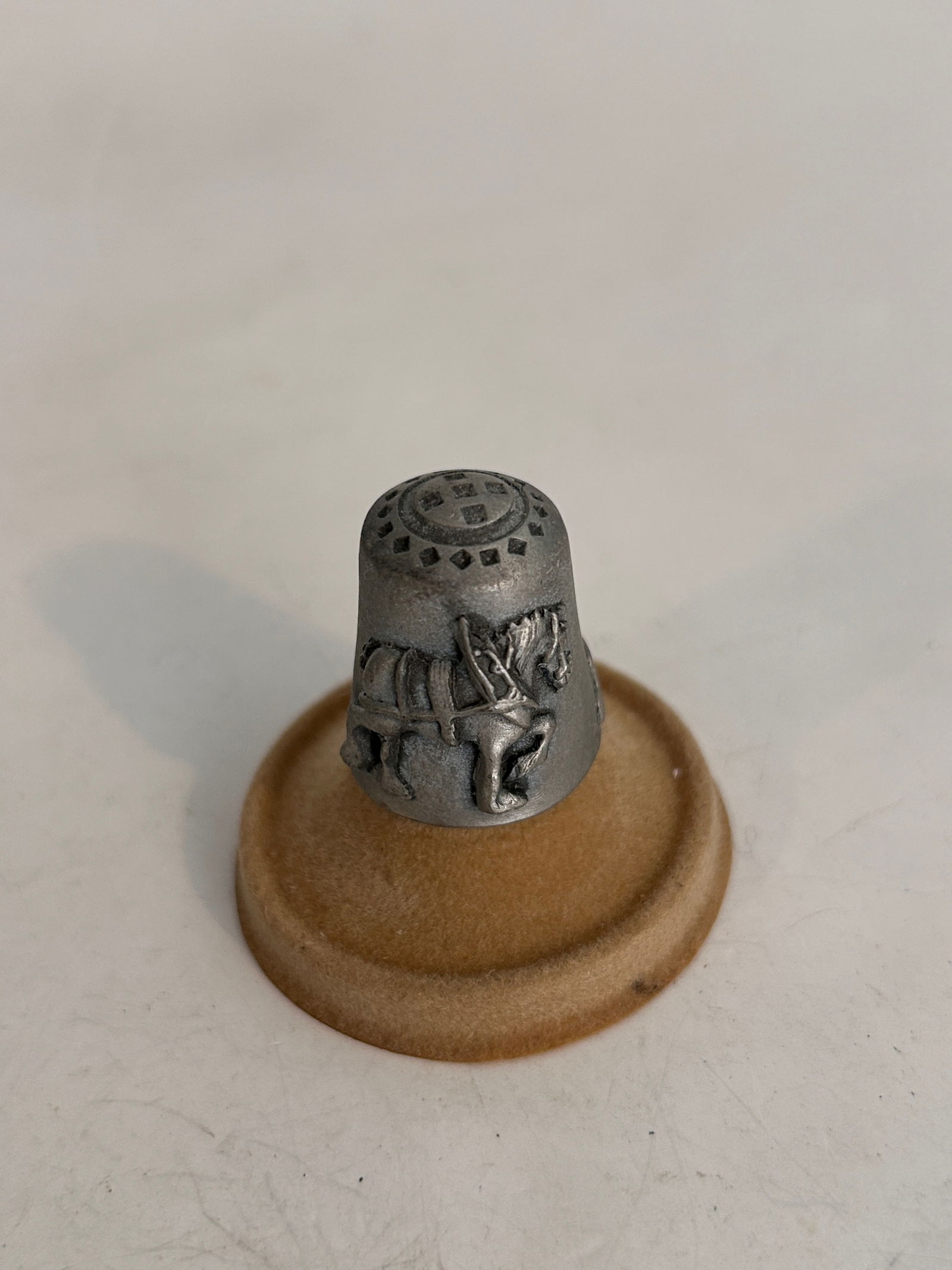 Vintage Thimble: Vintage Thimble Please view all photos as they are part of the description and condition of this Item, Feel free to contact me with questions or picture requests! Used Item AS IS