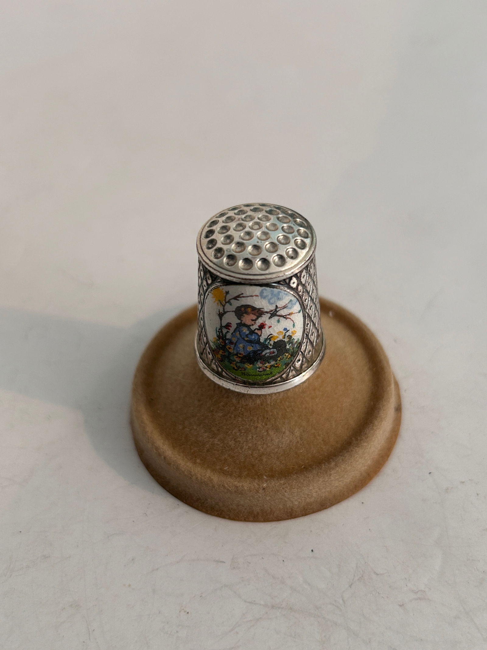 Vintage Thimble: Vintage Thimble Please view all photos as they are part of the description and condition of this Item, Feel free to contact me with questions or picture requests! Used Item AS IS