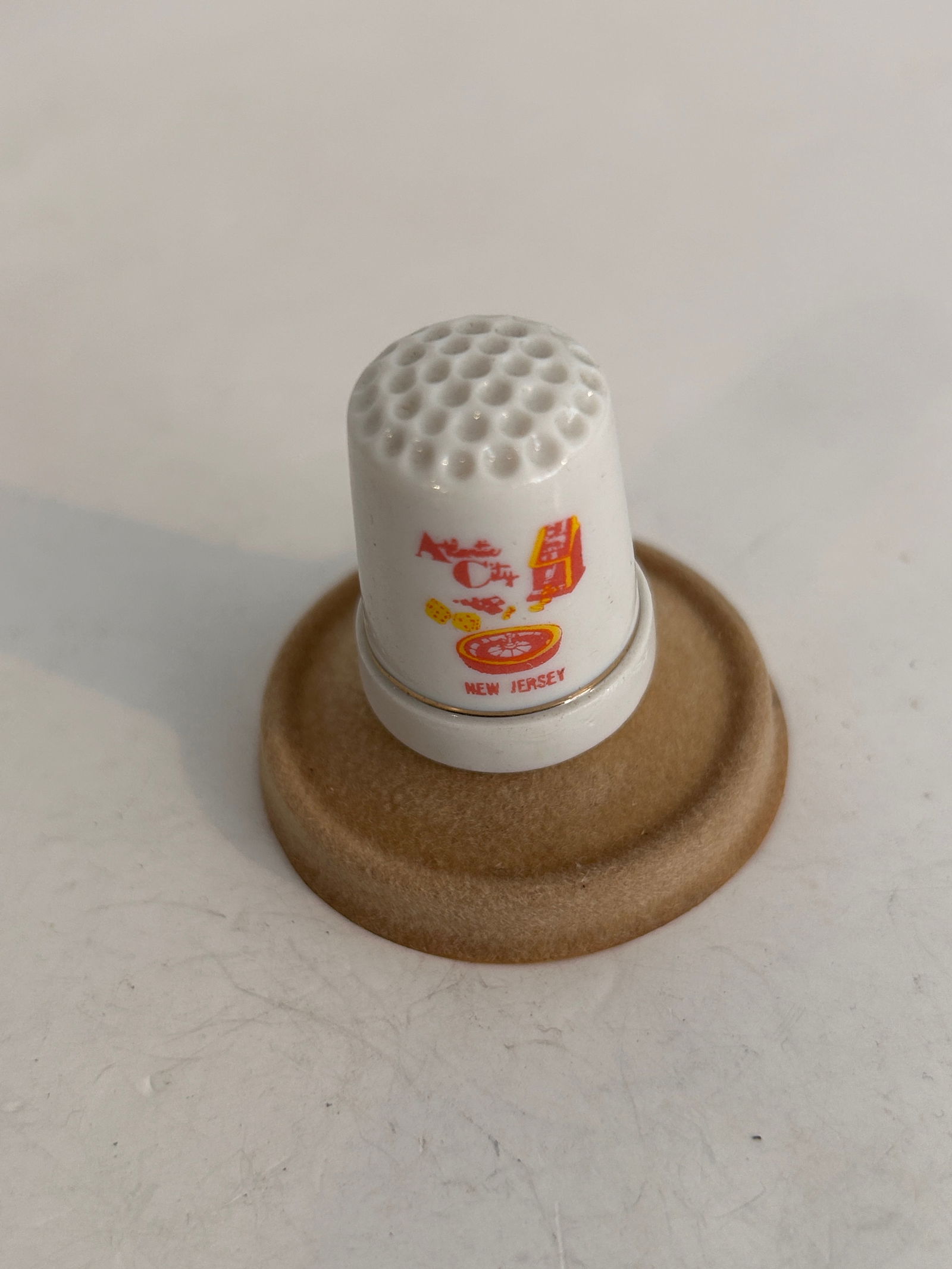 Vintage Thimble: Vintage Thimble Please view all photos as they are part of the description and condition of this Item, Feel free to contact me with questions or picture requests! Used Item AS IS