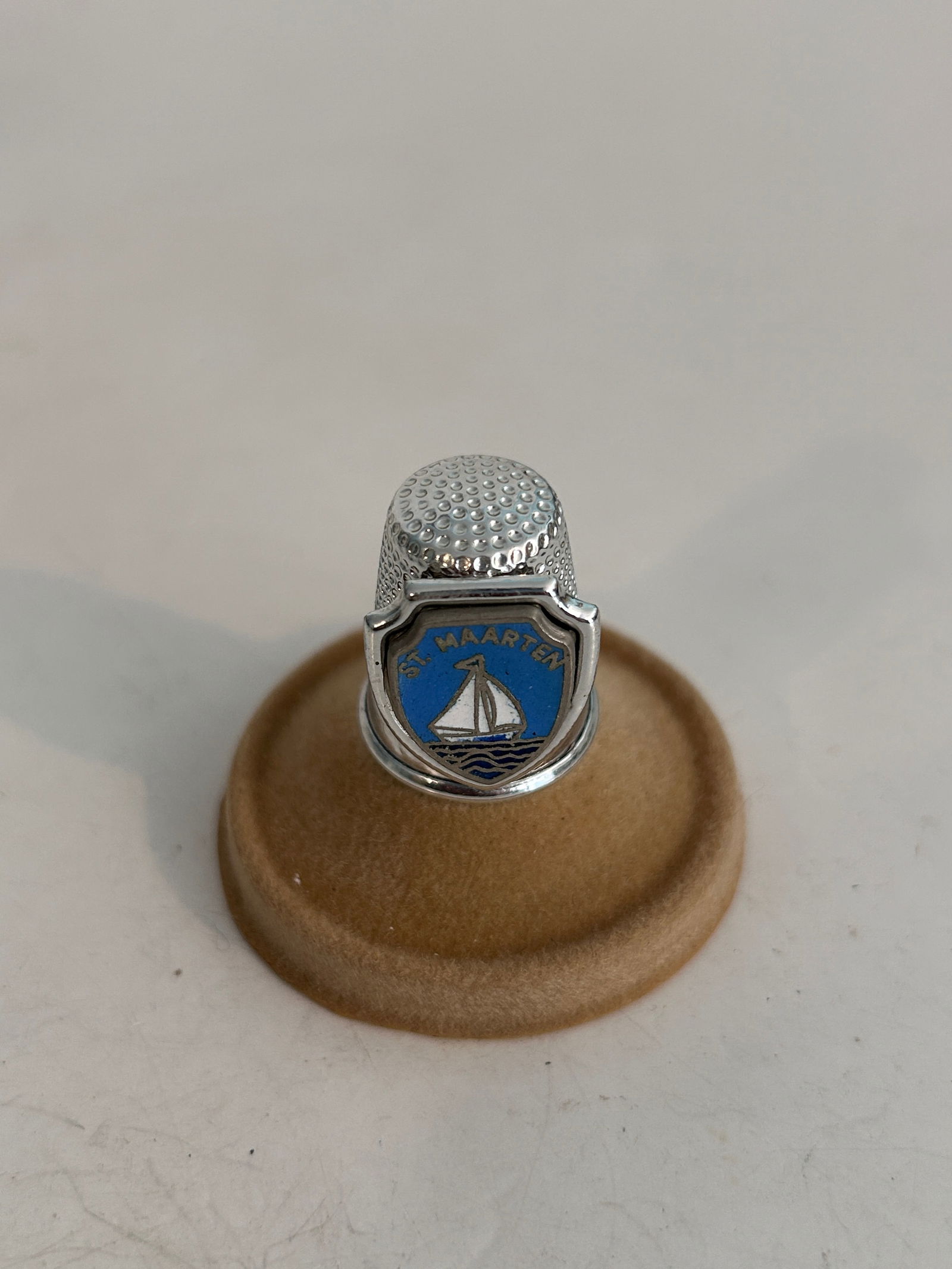 Vintage Thimble: Vintage Thimble Please view all photos as they are part of the description and condition of this Item, Feel free to contact me with questions or picture requests! Used Item AS IS