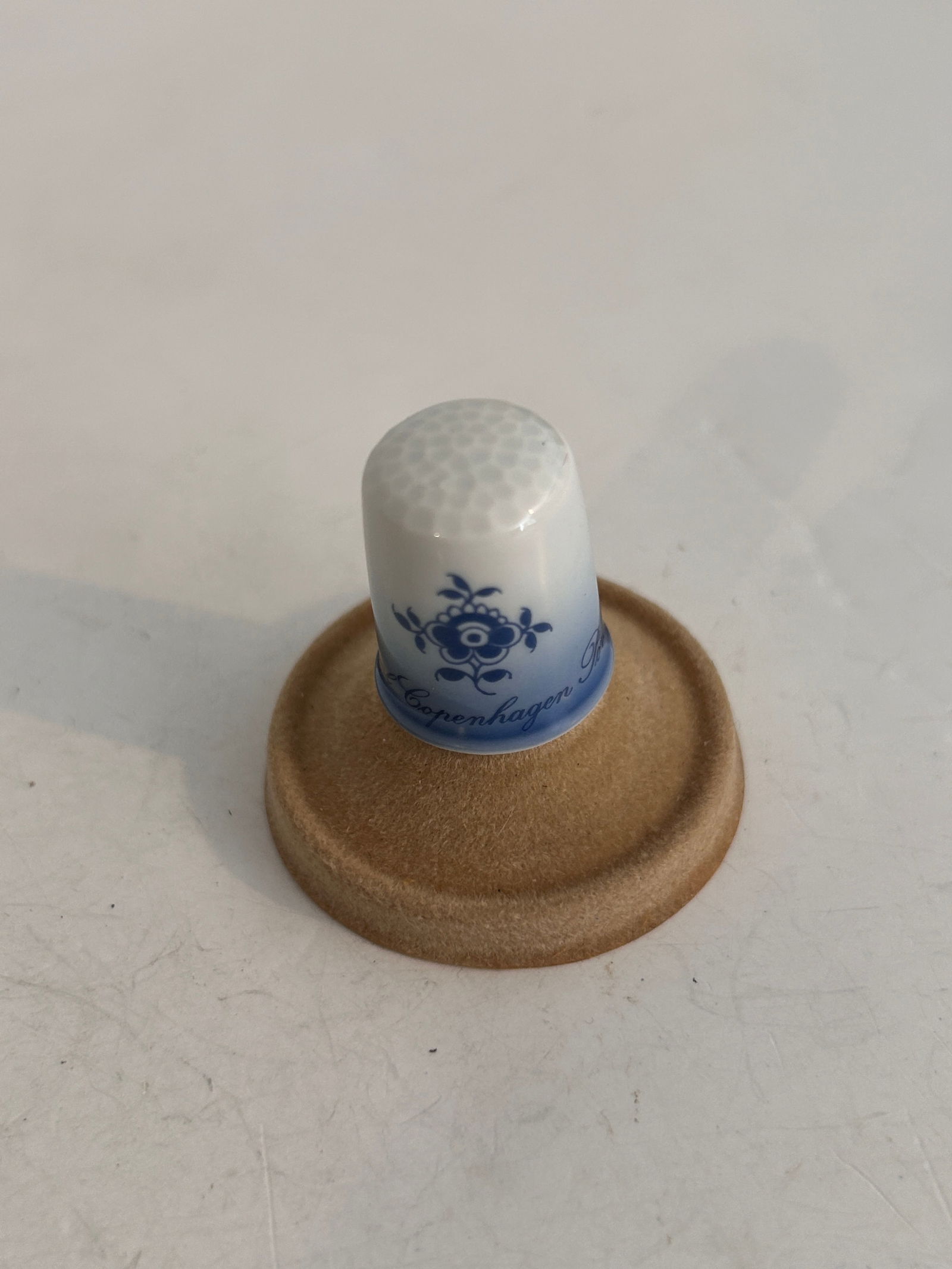 Vintage Thimble: Vintage Thimble Please view all photos as they are part of the description and condition of this Item, Feel free to contact me with questions or picture requests! Used Item AS IS