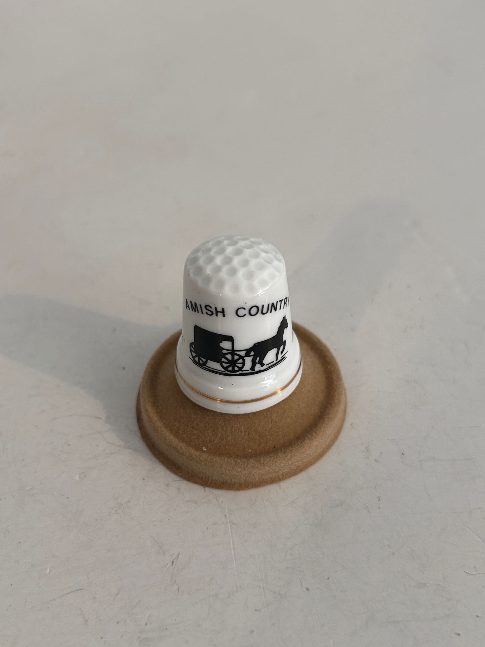 Vintage Thimble: Vintage Thimble Please view all photos as they are part of the description and condition of this Item, Feel free to contact me with questions or picture requests! Used Item AS IS