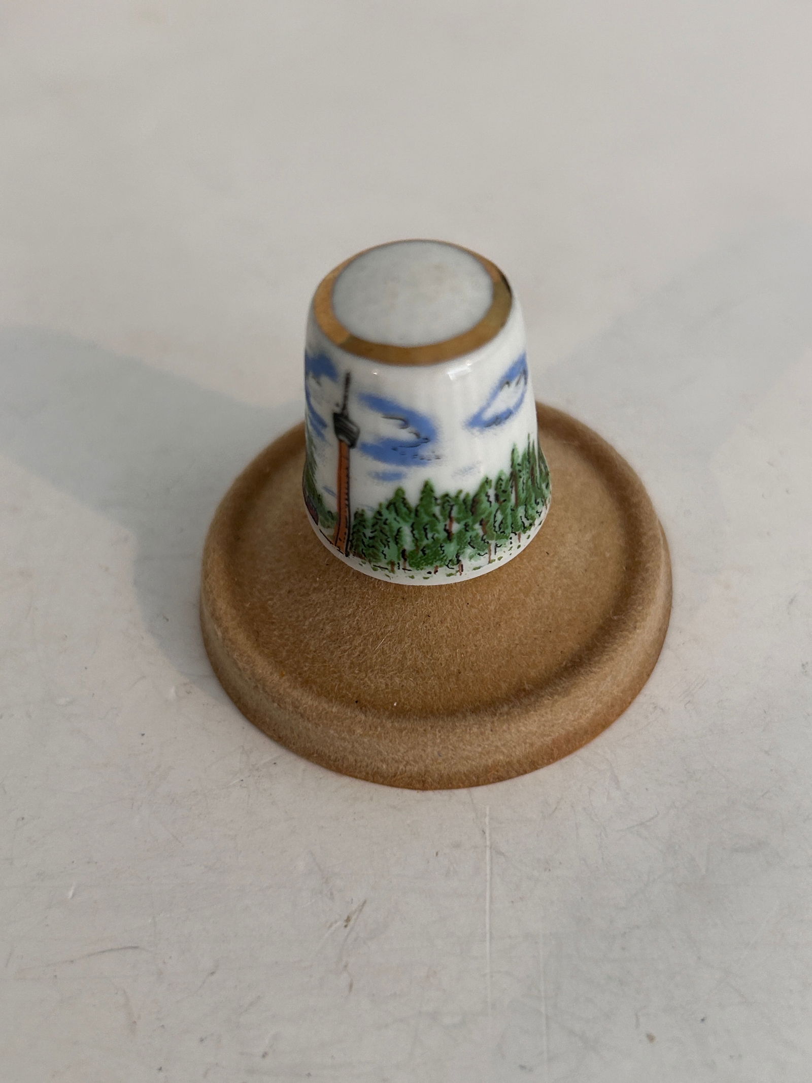 Vintage Thimble: Vintage Thimble Please view all photos as they are part of the description and condition of this Item, Feel free to contact me with questions or picture requests! Used Item AS IS