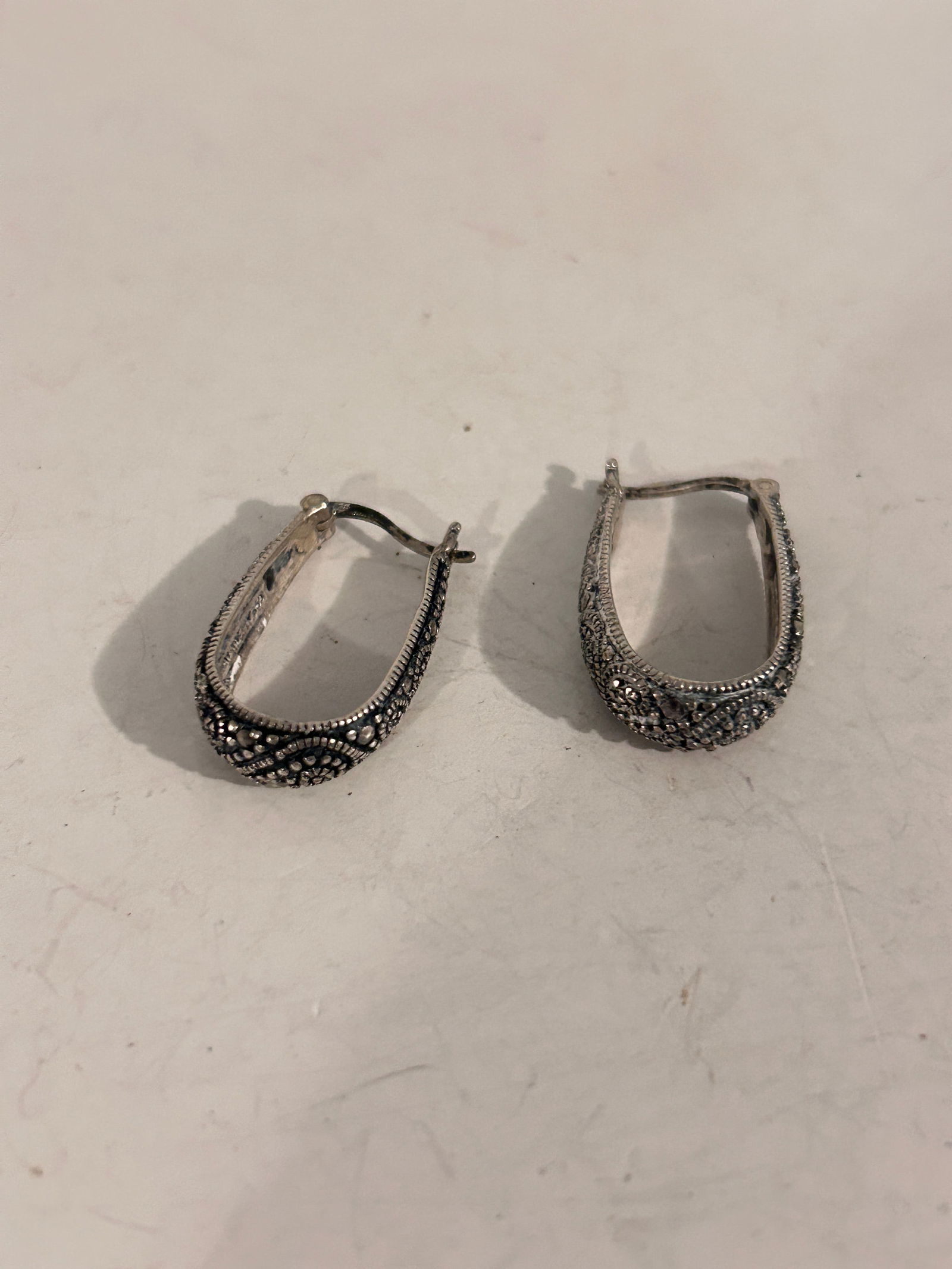 Vintage Sterling Silver marcasite Earrings: Vintage Sterling Silver marcasite Earrings Please view all photos as they are part of the description and condition of this Item, Feel free to contact me with questions or picture requests! Used Item