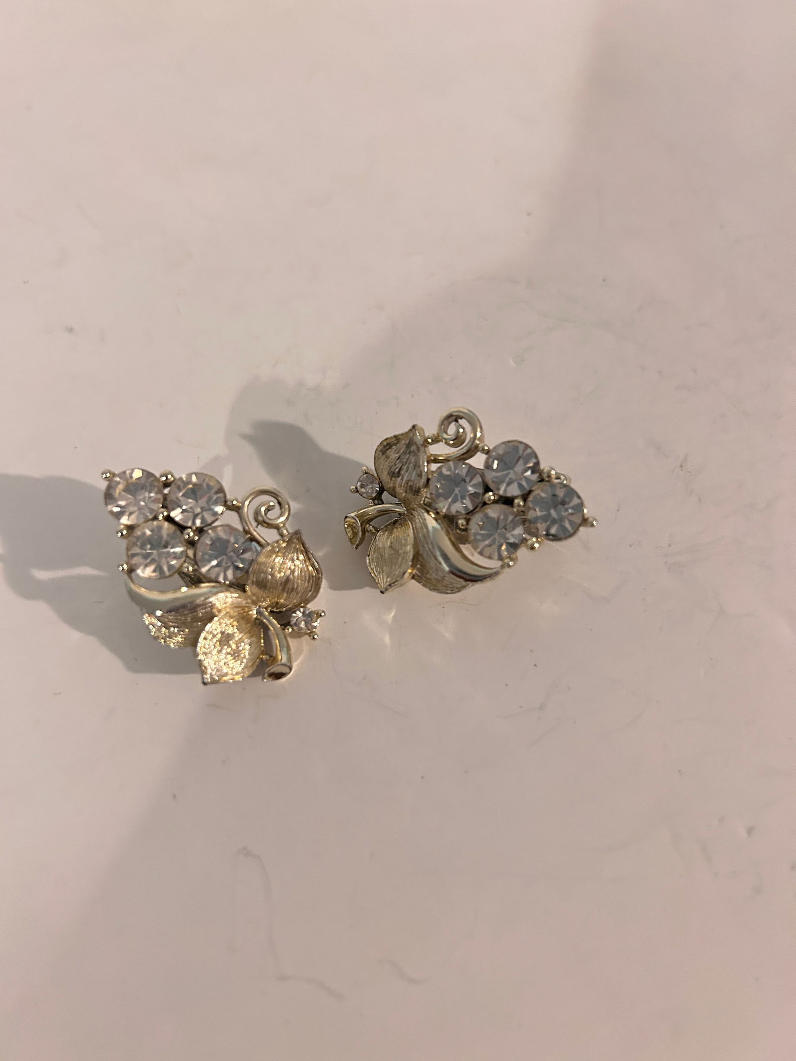 Vintage Silver Tone Lisner floral Earrings (1 of 4)