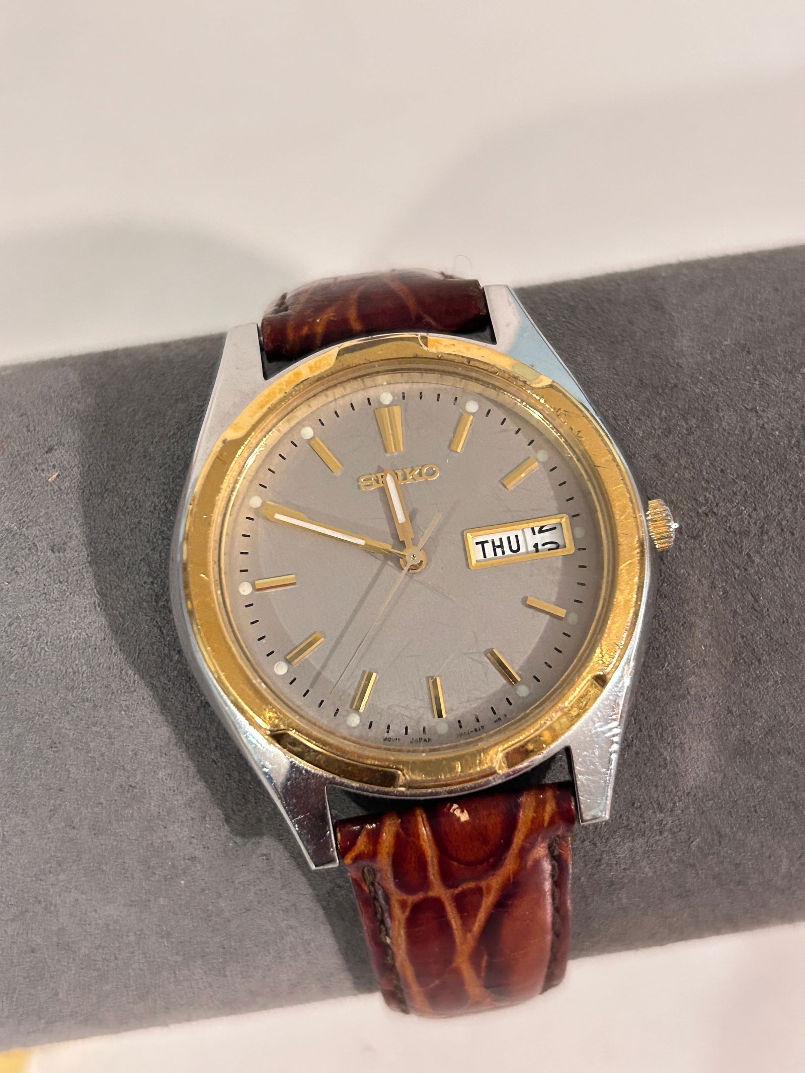 Vintage Seiko working Watch 7N43-8199 A4 light sratches to face: Vintage Seiko working Watch 7N43-8199 A4 light sratches to face Please view all photos as they are part of the description and condition of this Item, Feel free to contact me with questions or picture