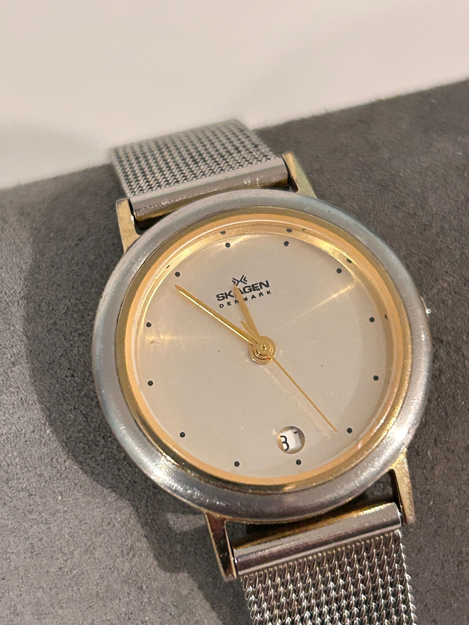 Vintage Skagen Denmark working quartz Watch slight scratches to face: Vintage Skagen Denmark working quartz Watch slight scratches to face Please view all photos as they are part of the description and condition of this Item, Feel free to contact me with questions or pi