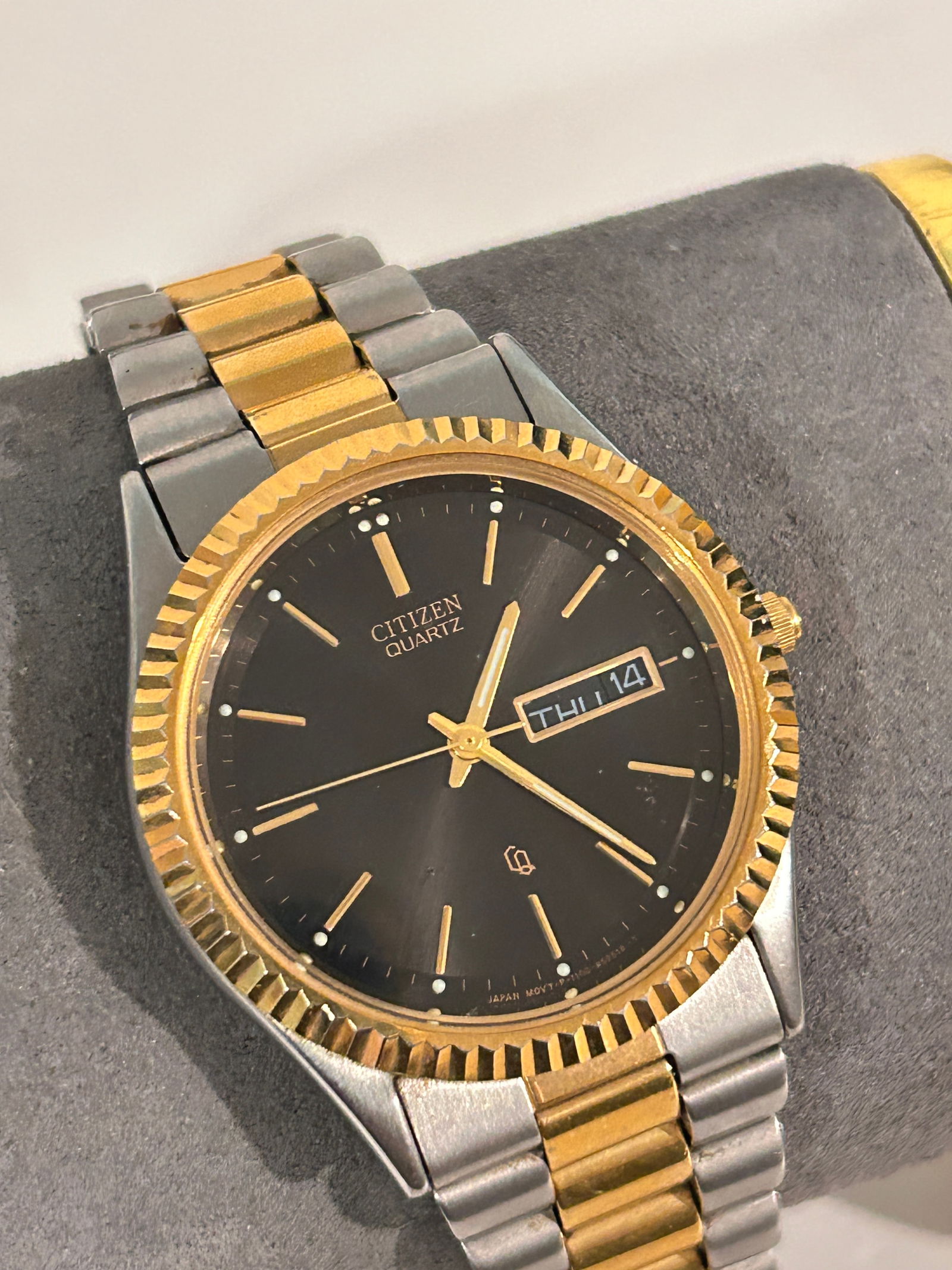 Vintage Citizen Quartz working CQ Watch: Vintage Citizen Quartz working CQ Watch Please view all photos as they are part of the description and condition of this Item, Feel free to contact me with questions or picture requests! Used Item AS