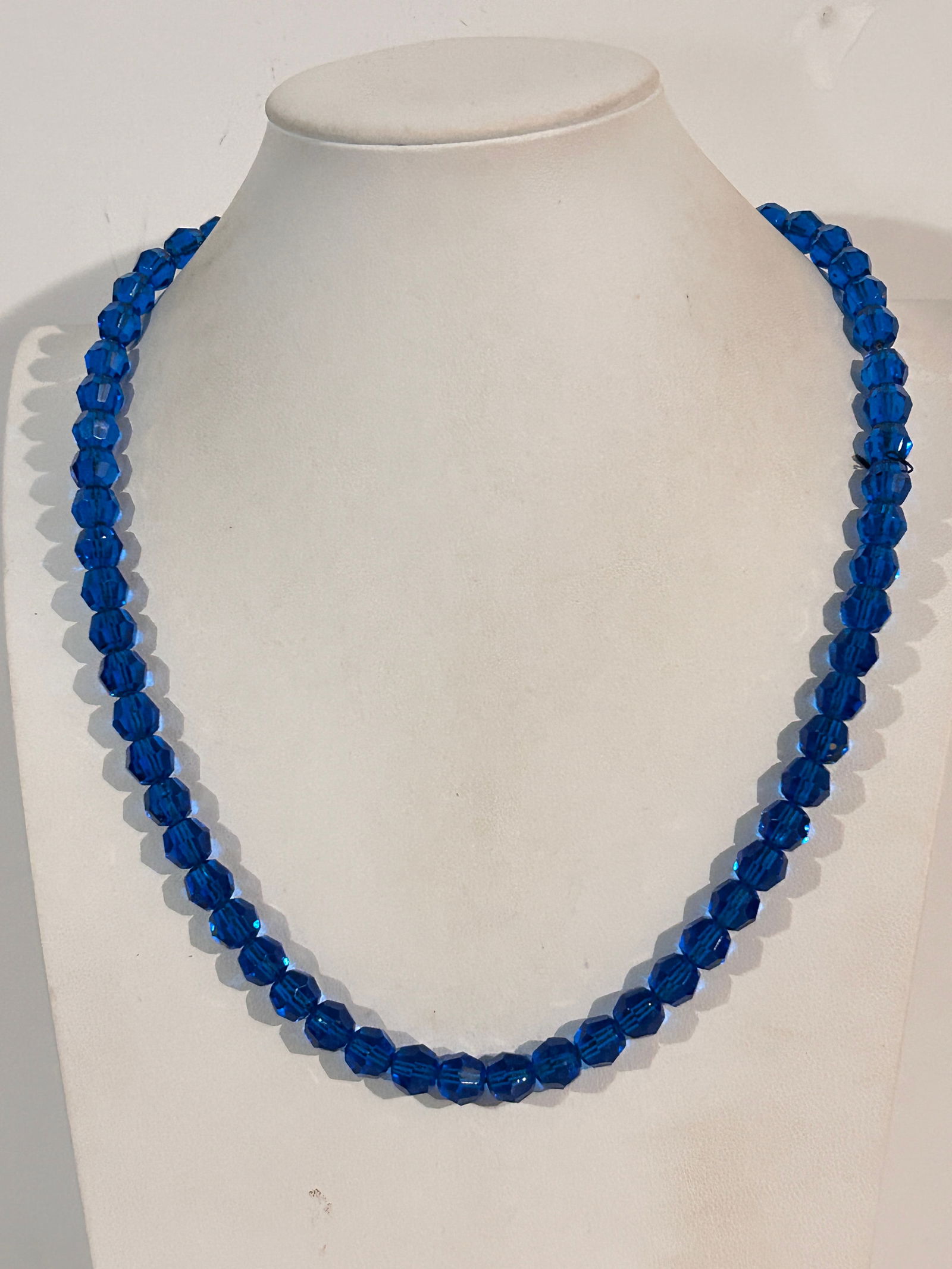 Vintage Necklace: Vintage Necklace Please view all photos as they are part of the description and condition of this Item, Feel free to contact me with questions or picture requests! Used Item AS IS