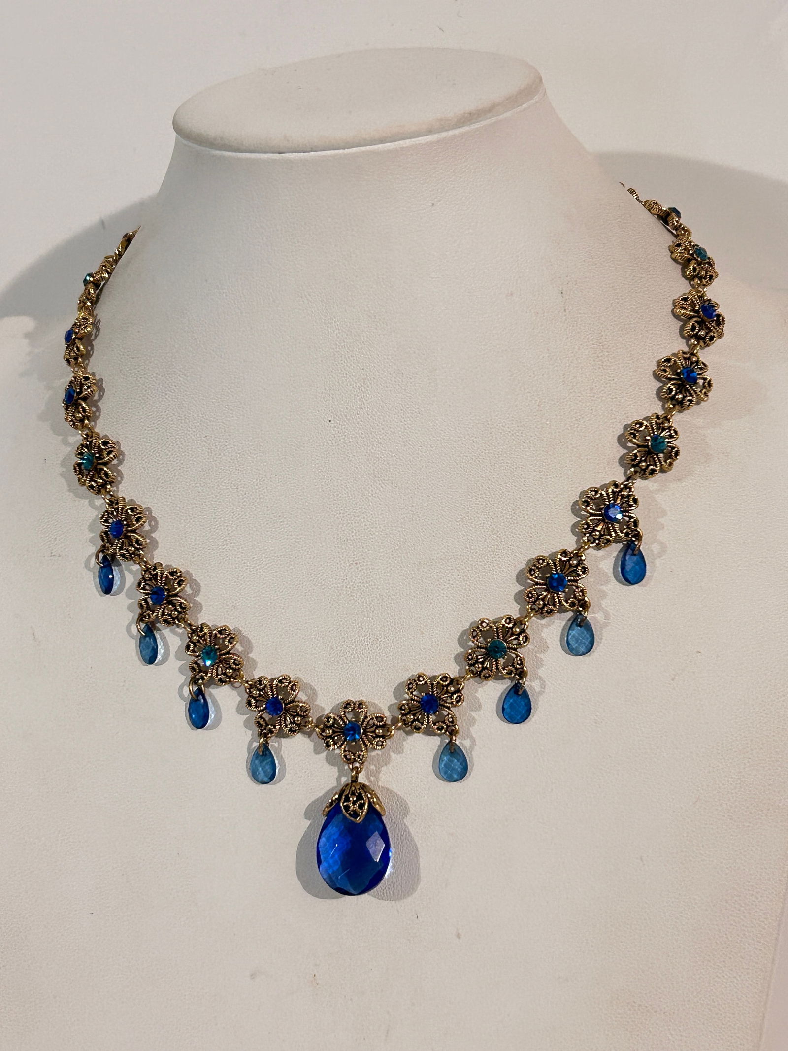 Vintage Necklace: Vintage Necklace Please view all photos as they are part of the description and condition of this Item, Feel free to contact me with questions or picture requests! Used Item AS IS