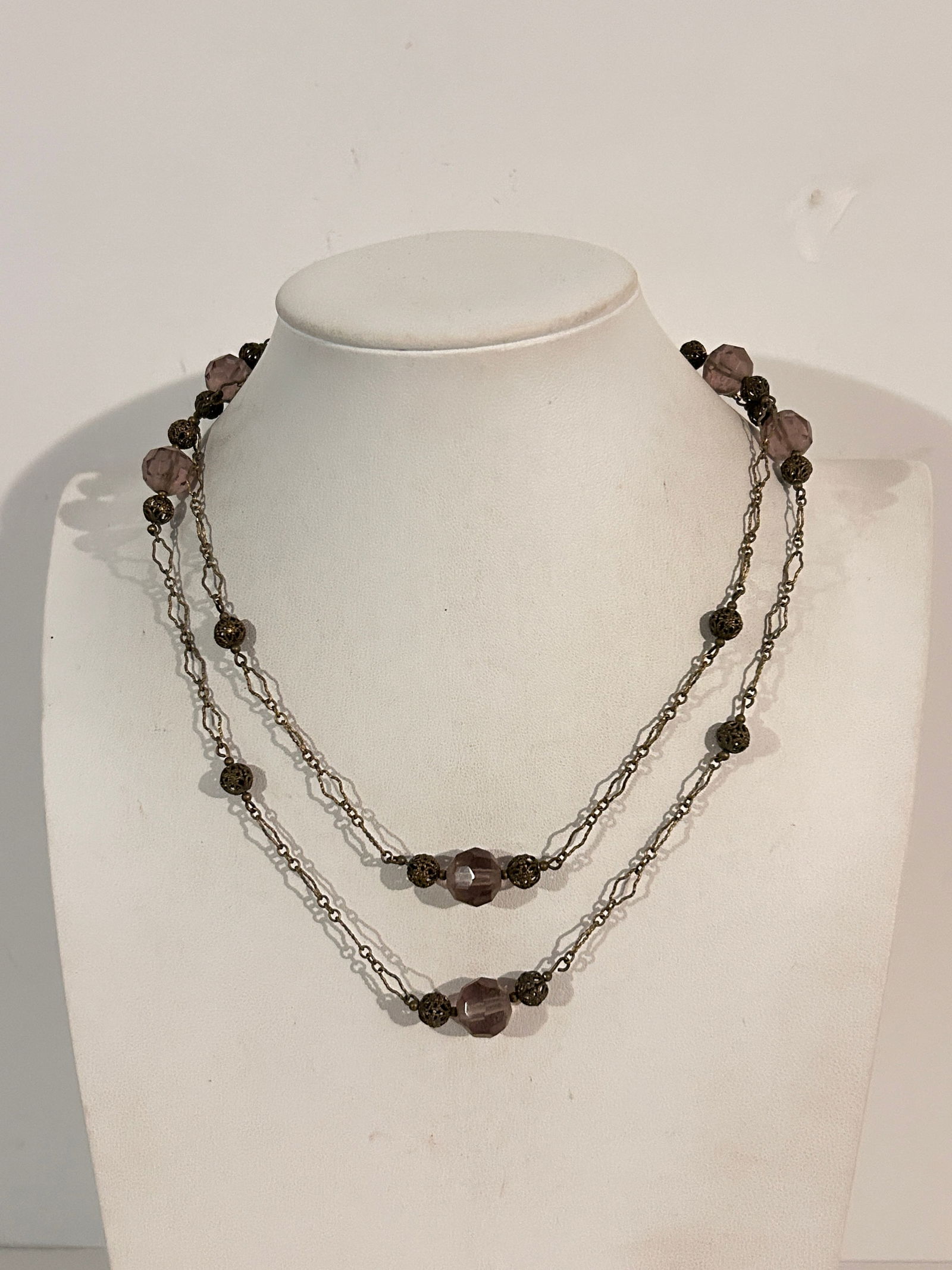 Vintage Necklace: Vintage Necklace Please view all photos as they are part of the description and condition of this Item, Feel free to contact me with questions or picture requests! Used Item AS IS