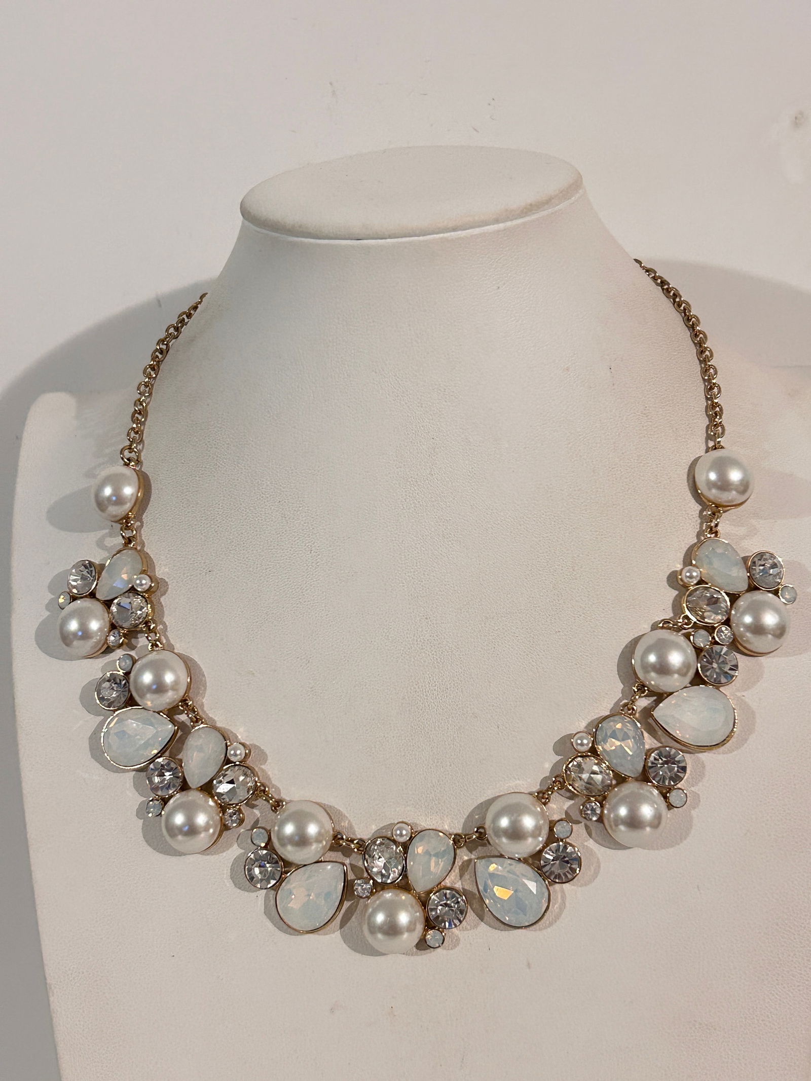 Vintage Necklace: Vintage Necklace Please view all photos as they are part of the description and condition of this Item, Feel free to contact me with questions or picture requests! Used Item AS IS