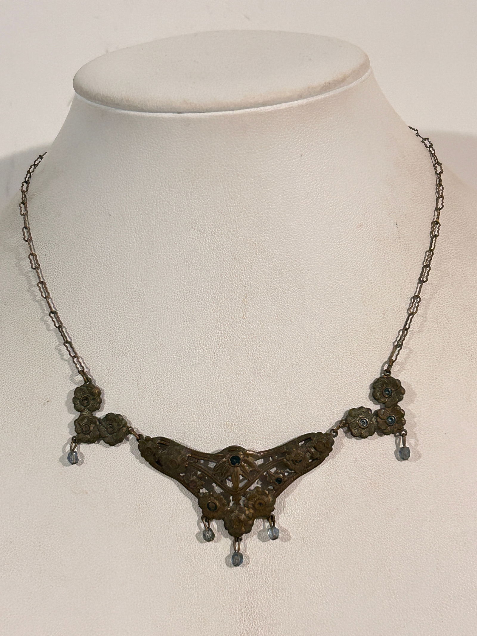 Vintage Necklace: Vintage Necklace Please view all photos as they are part of the description and condition of this Item, Feel free to contact me with questions or picture requests! Used Item AS IS