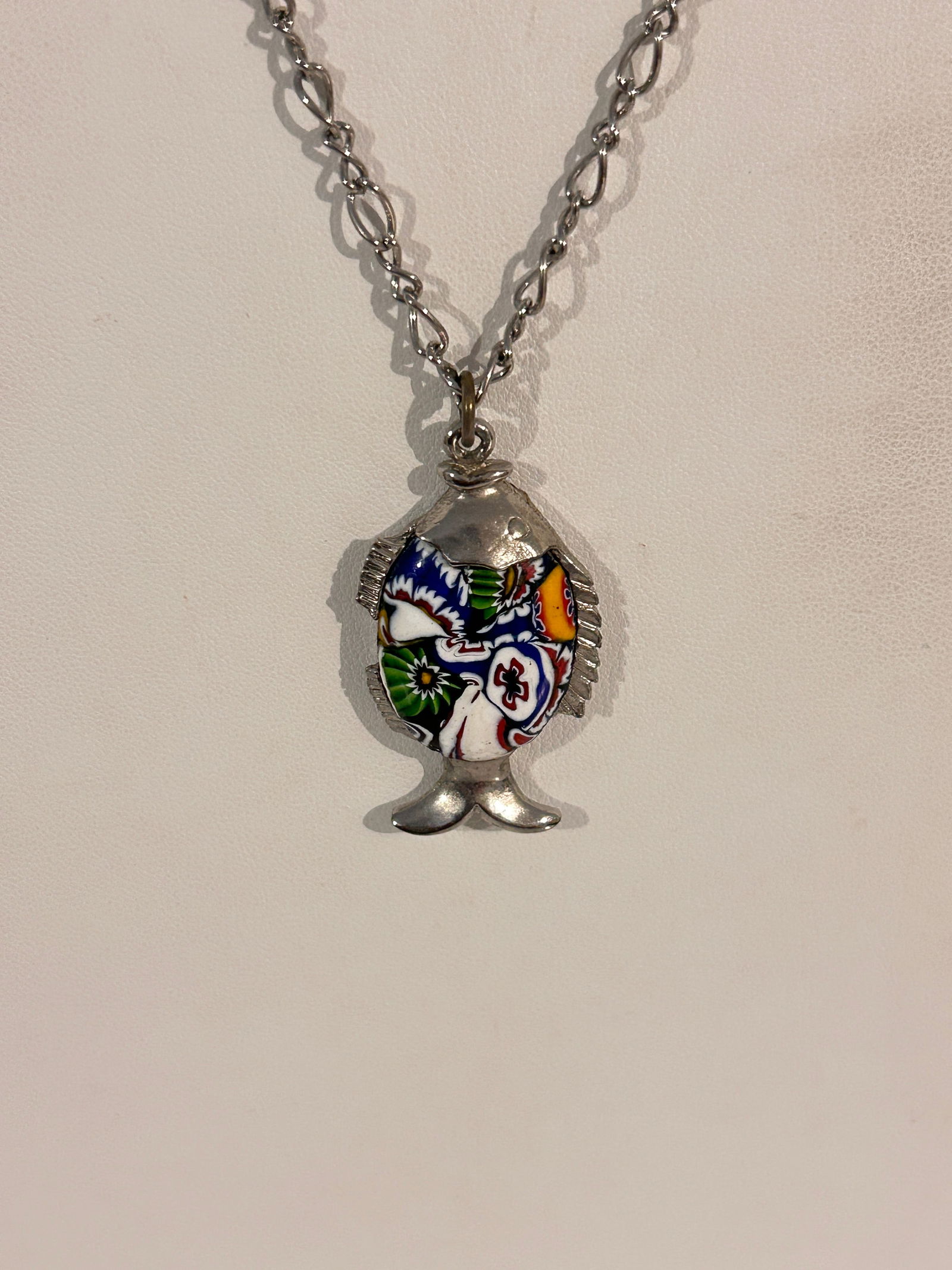 Vintage Necklace: Vintage Necklace Please view all photos as they are part of the description and condition of this Item, Feel free to contact me with questions or picture requests! Used Item AS IS