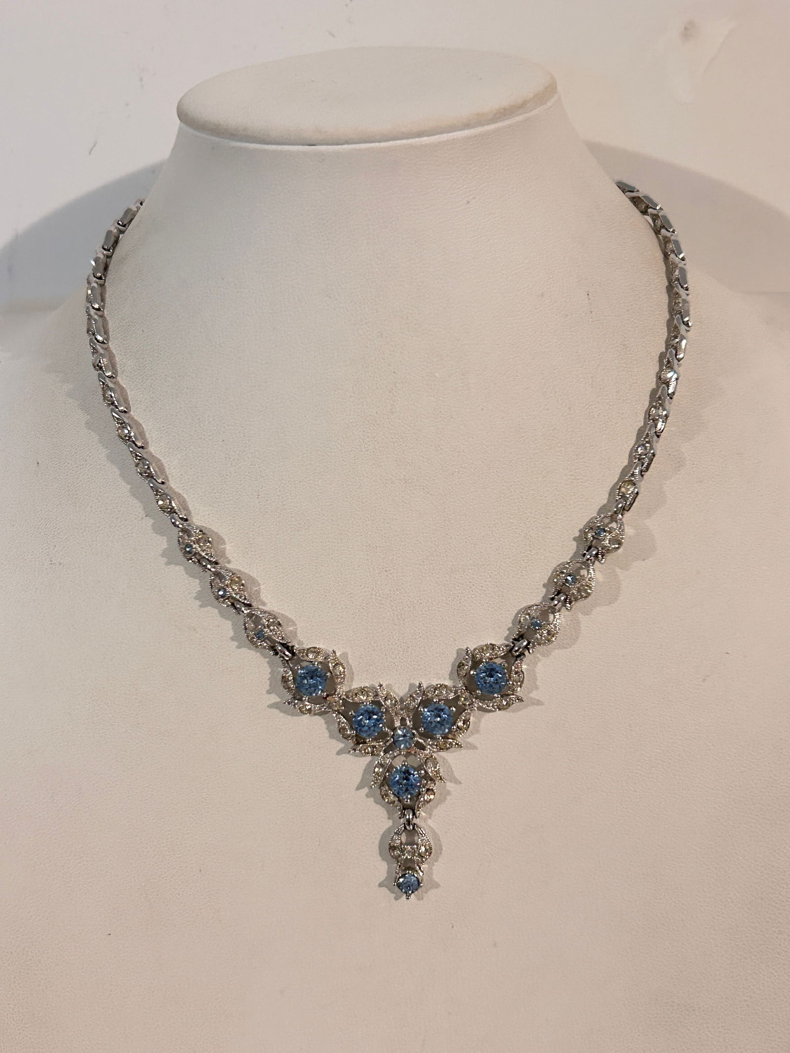 Vintage Necklace: Vintage Necklace Please view all photos as they are part of the description and condition of this Item, Feel free to contact me with questions or picture requests! Used Item AS IS