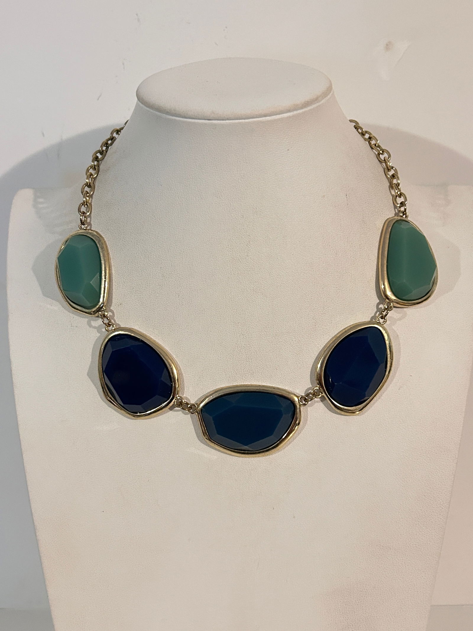 Vintage Necklace: Vintage Necklace Please view all photos as they are part of the description and condition of this Item, Feel free to contact me with questions or picture requests! Used Item AS IS