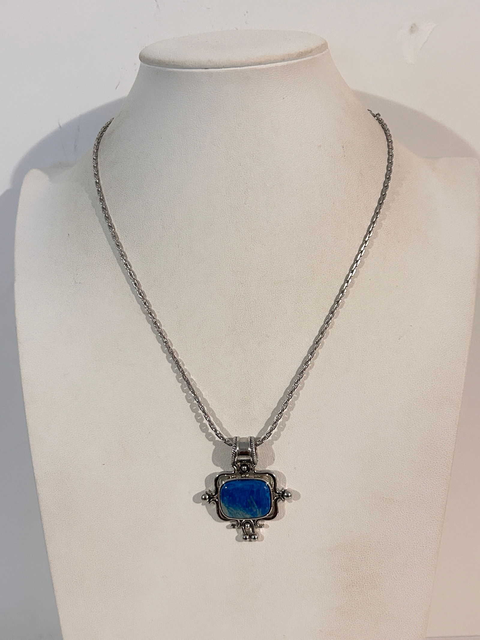 Vintage Necklace: Vintage Necklace Please view all photos as they are part of the description and condition of this Item, Feel free to contact me with questions or picture requests! Used Item AS IS