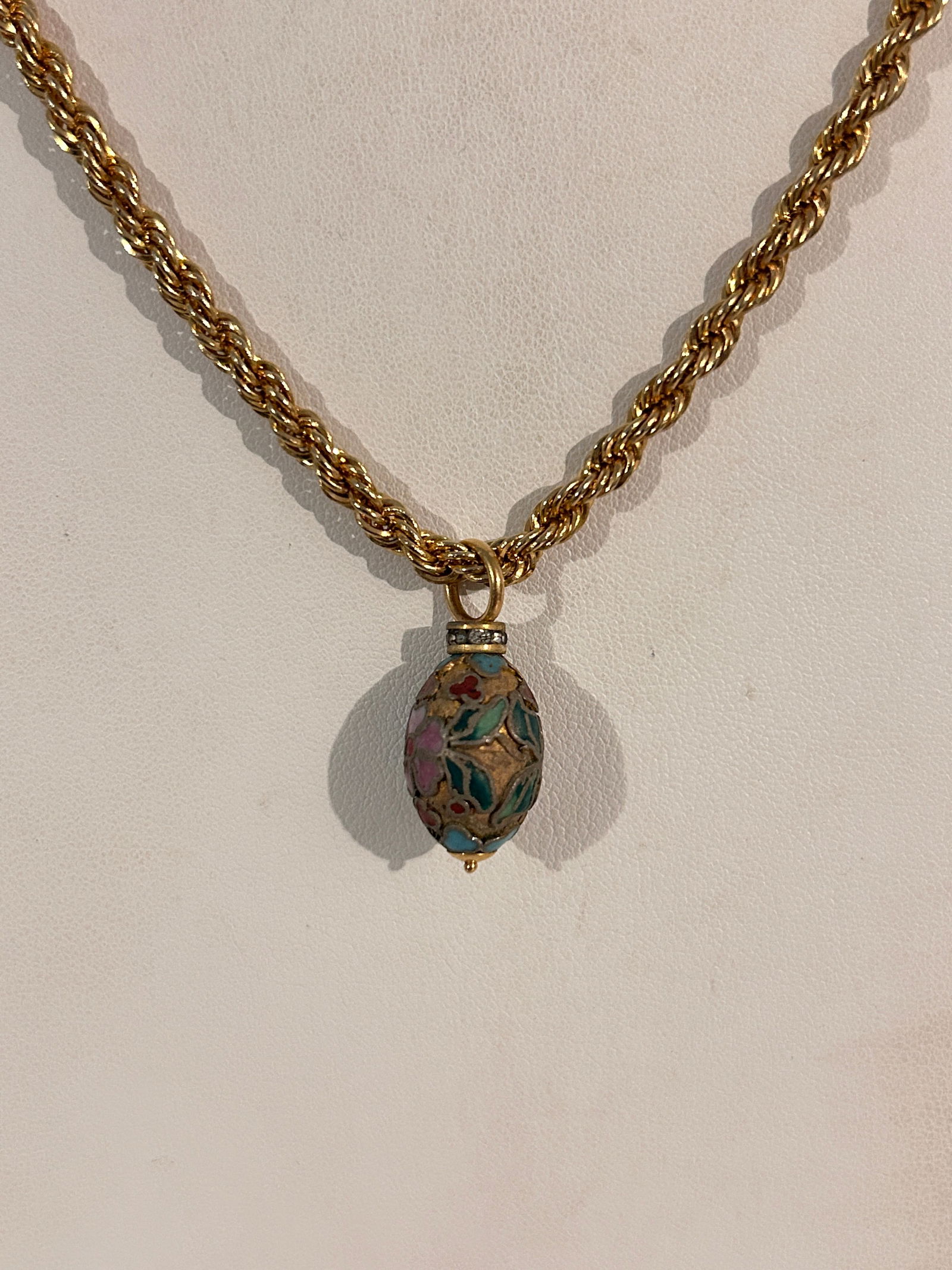 Vintage Necklace: Vintage Necklace Please view all photos as they are part of the description and condition of this Item, Feel free to contact me with questions or picture requests! Used Item AS IS