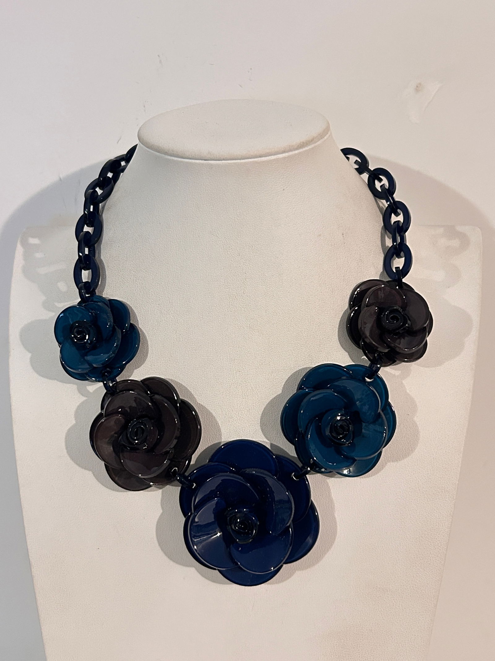 Vintage Necklace: Vintage Necklace Please view all photos as they are part of the description and condition of this Item, Feel free to contact me with questions or picture requests! Used Item AS IS