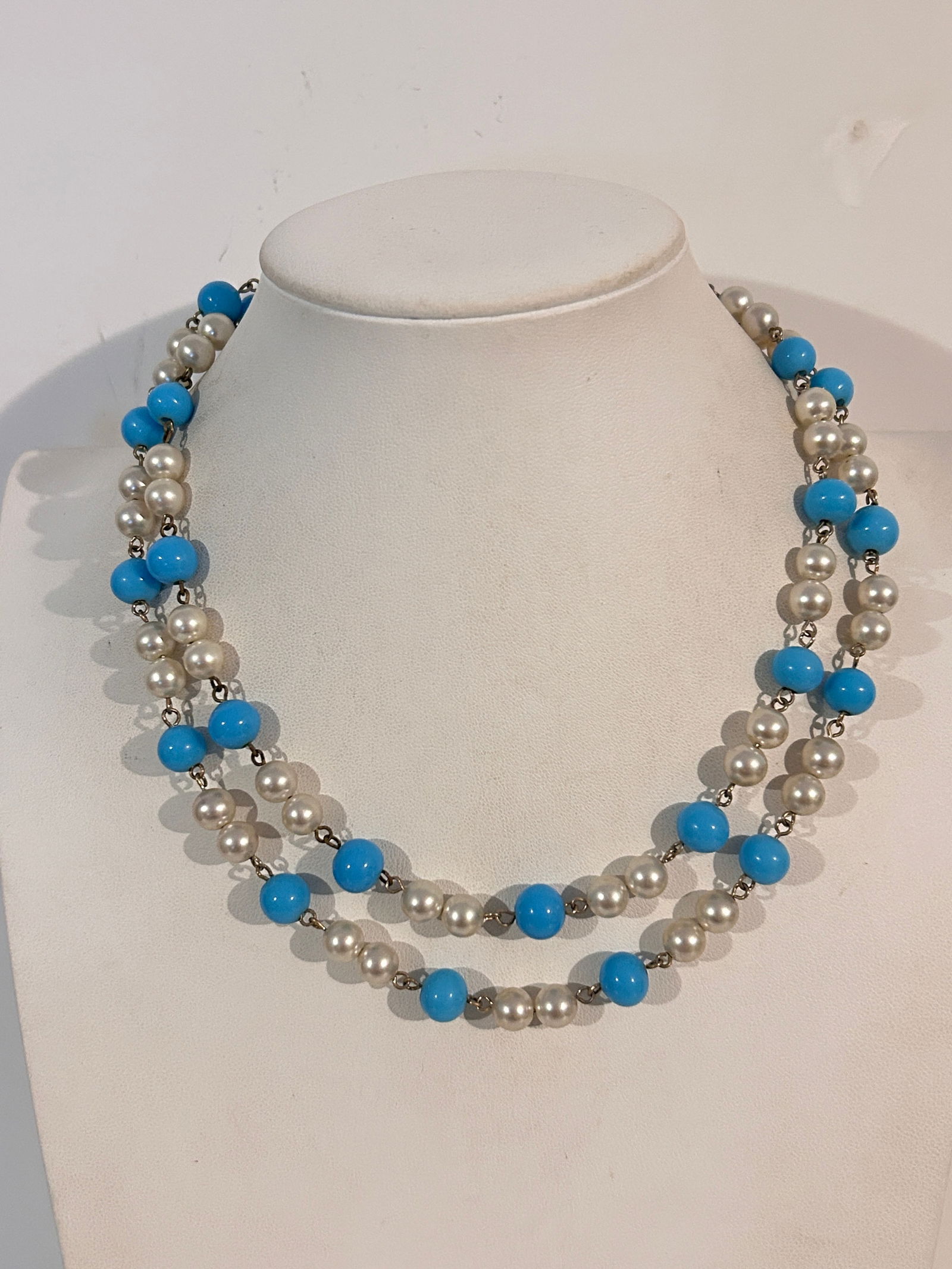 Vintage Necklace: Vintage Necklace Please view all photos as they are part of the description and condition of this Item, Feel free to contact me with questions or picture requests! Used Item AS IS