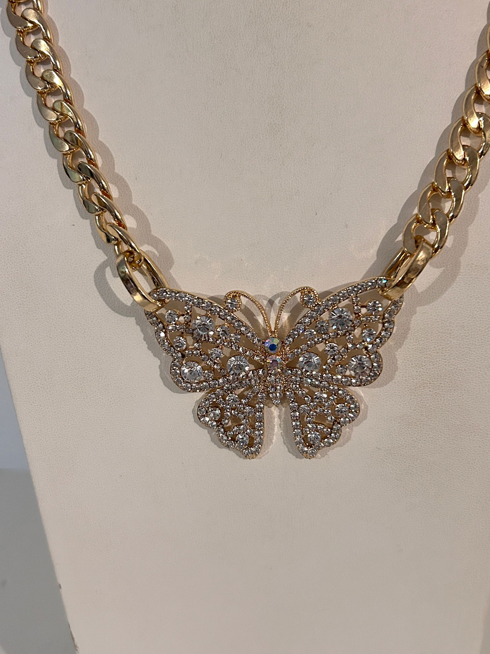 Vintage Necklace: Vintage Necklace Please view all photos as they are part of the description and condition of this Item, Feel free to contact me with questions or picture requests! Used Item AS IS