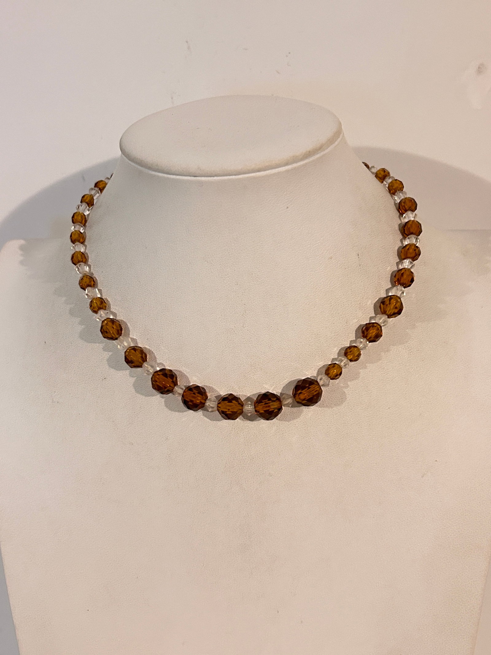 Vintage Necklace: Vintage Necklace Please view all photos as they are part of the description and condition of this Item, Feel free to contact me with questions or picture requests! Used Item AS IS