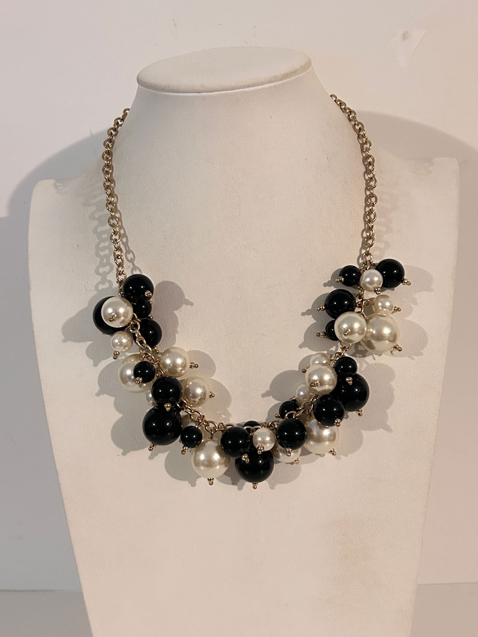 Vintage Necklace: Vintage Necklace Please view all photos as they are part of the description and condition of this Item, Feel free to contact me with questions or picture requests! Used Item AS IS