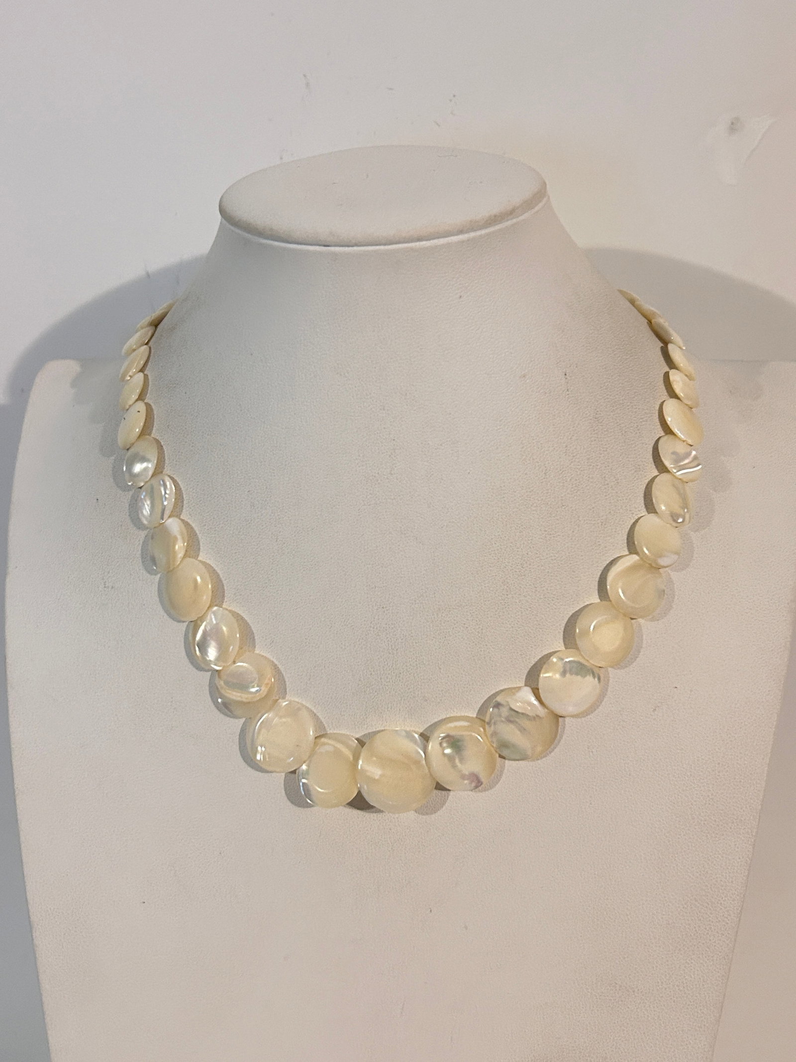Vintage Necklace: Vintage Necklace Please view all photos as they are part of the description and condition of this Item, Feel free to contact me with questions or picture requests! Used Item AS IS