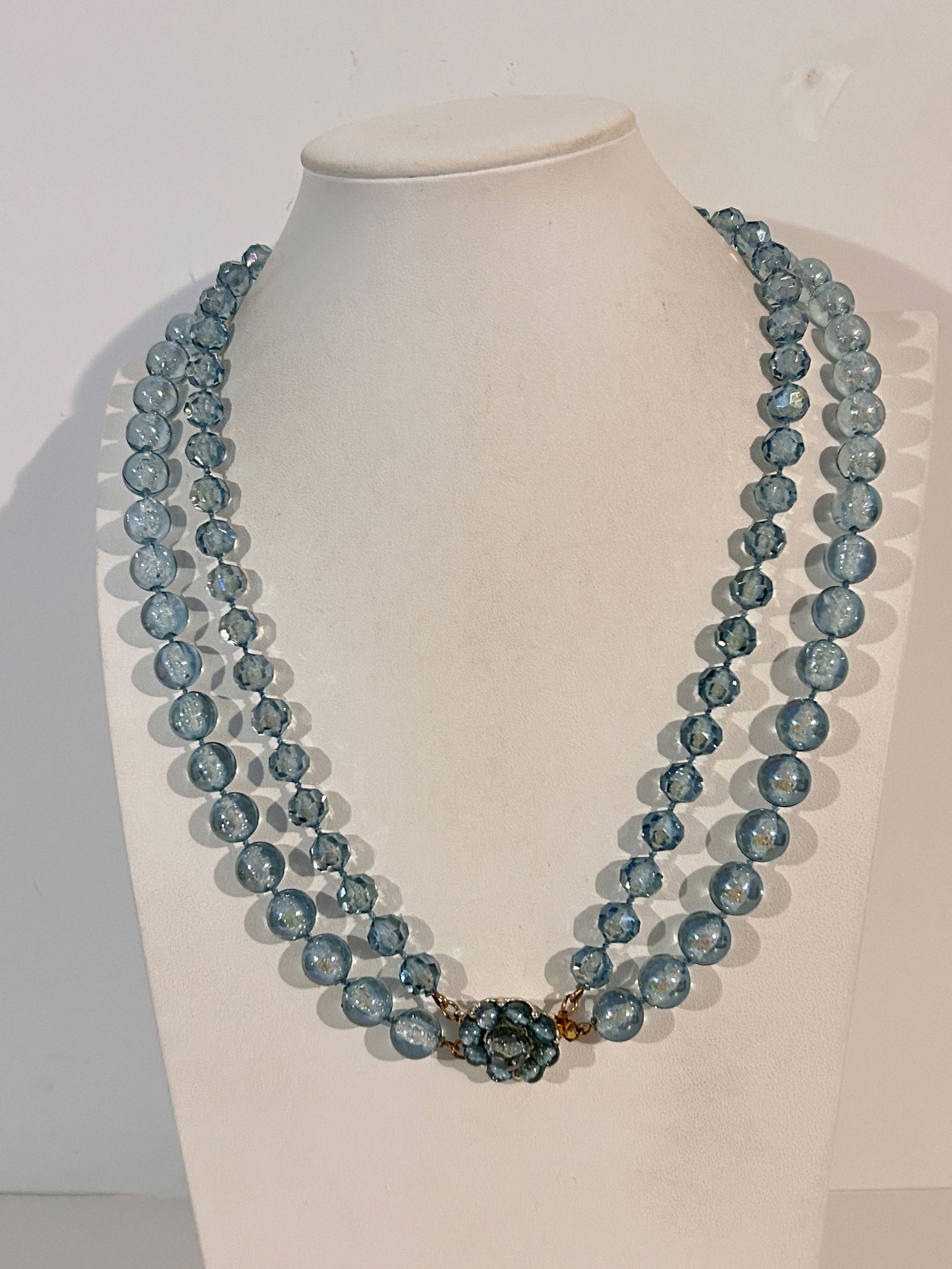 Vintage Necklace: Vintage Necklace Please view all photos as they are part of the description and condition of this Item, Feel free to contact me with questions or picture requests! Used Item AS IS