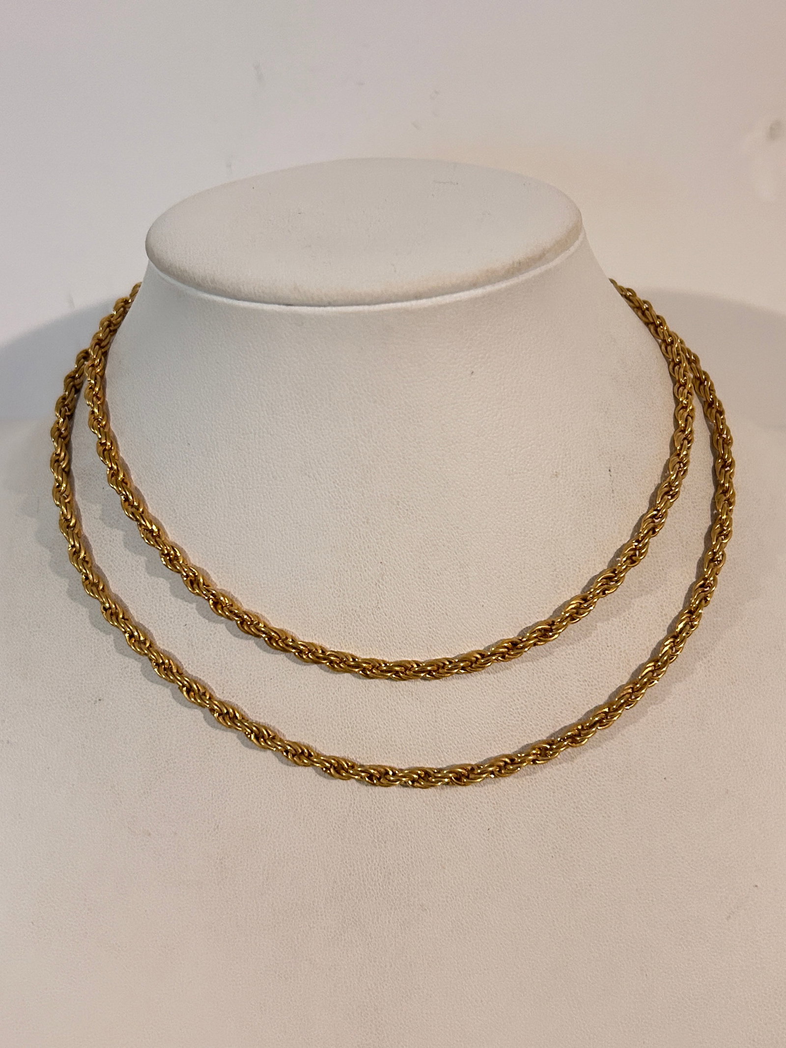 Vintage Necklace: Vintage Necklace Please view all photos as they are part of the description and condition of this Item, Feel free to contact me with questions or picture requests! Used Item AS IS
