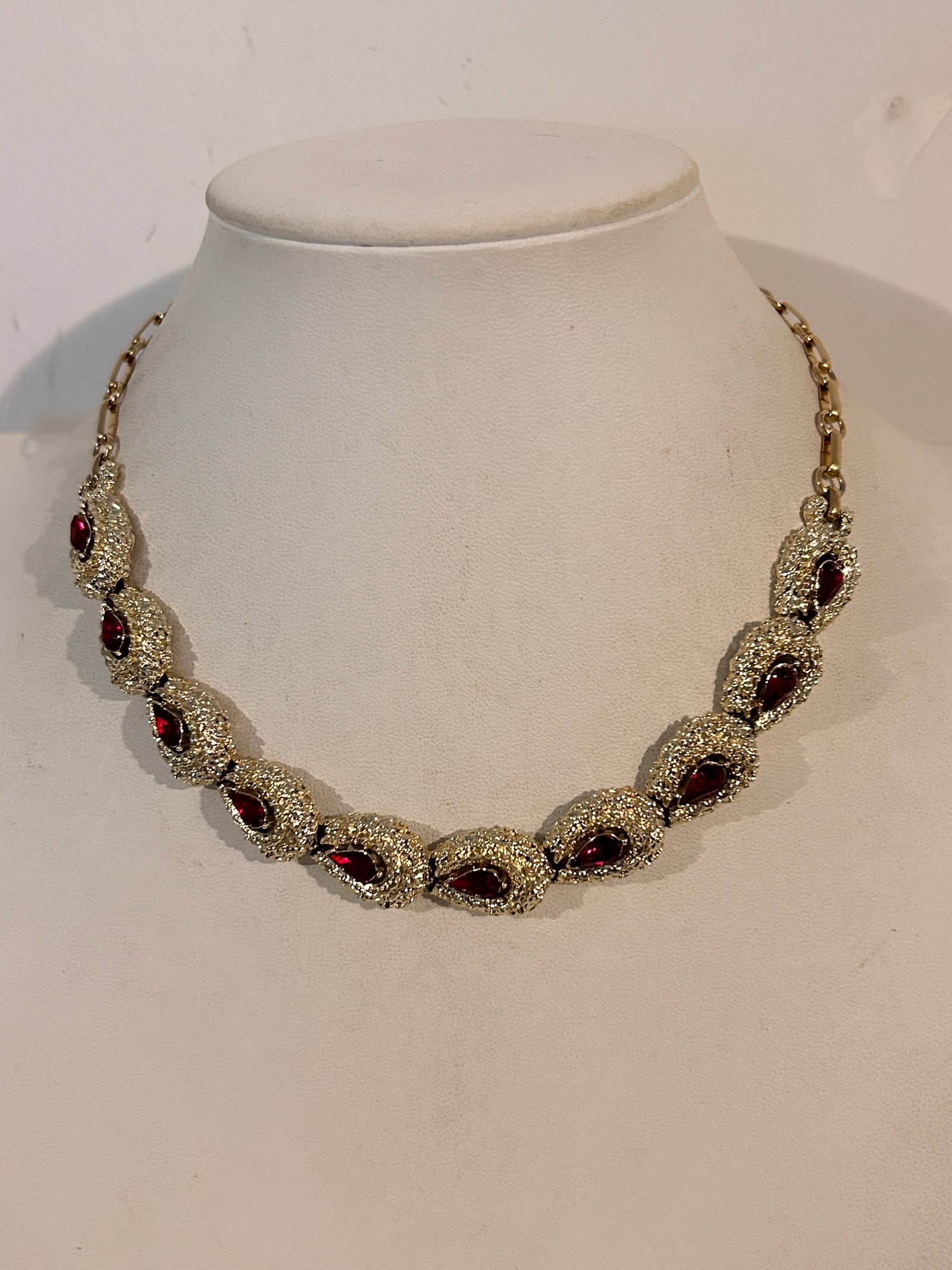 Vintage Necklace: Vintage Necklace Please view all photos as they are part of the description and condition of this Item, Feel free to contact me with questions or picture requests! Used Item AS IS