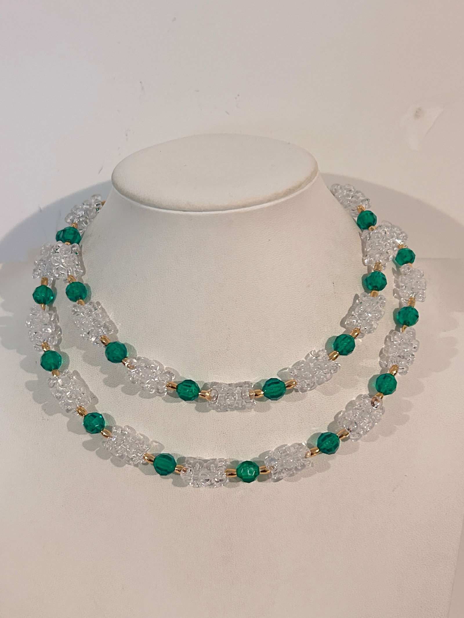 Vintage Necklace: Vintage Necklace Please view all photos as they are part of the description and condition of this Item, Feel free to contact me with questions or picture requests! Used Item AS IS