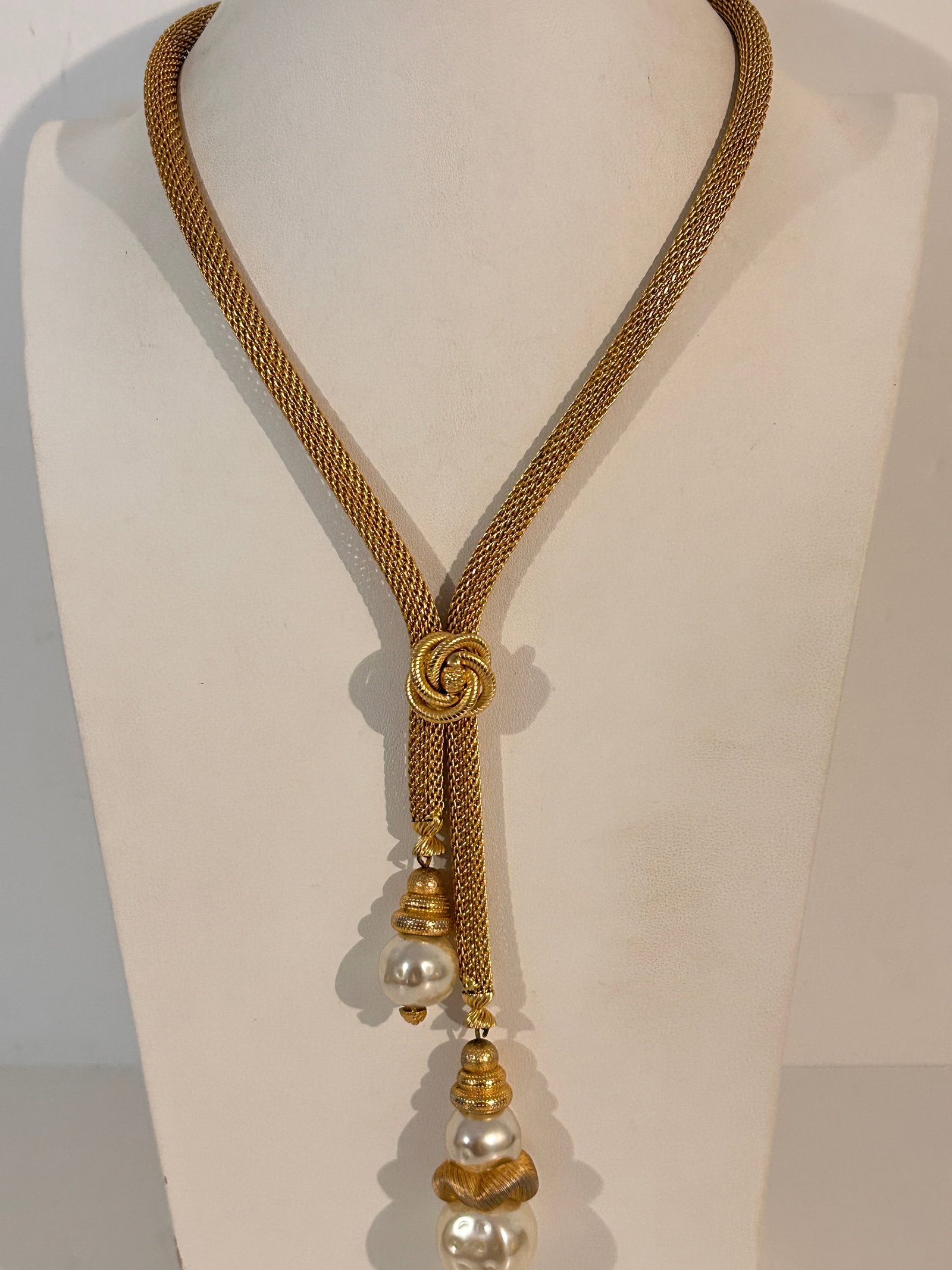 Vintage Necklace: Vintage Necklace Please view all photos as they are part of the description and condition of this Item, Feel free to contact me with questions or picture requests! Used Item AS IS