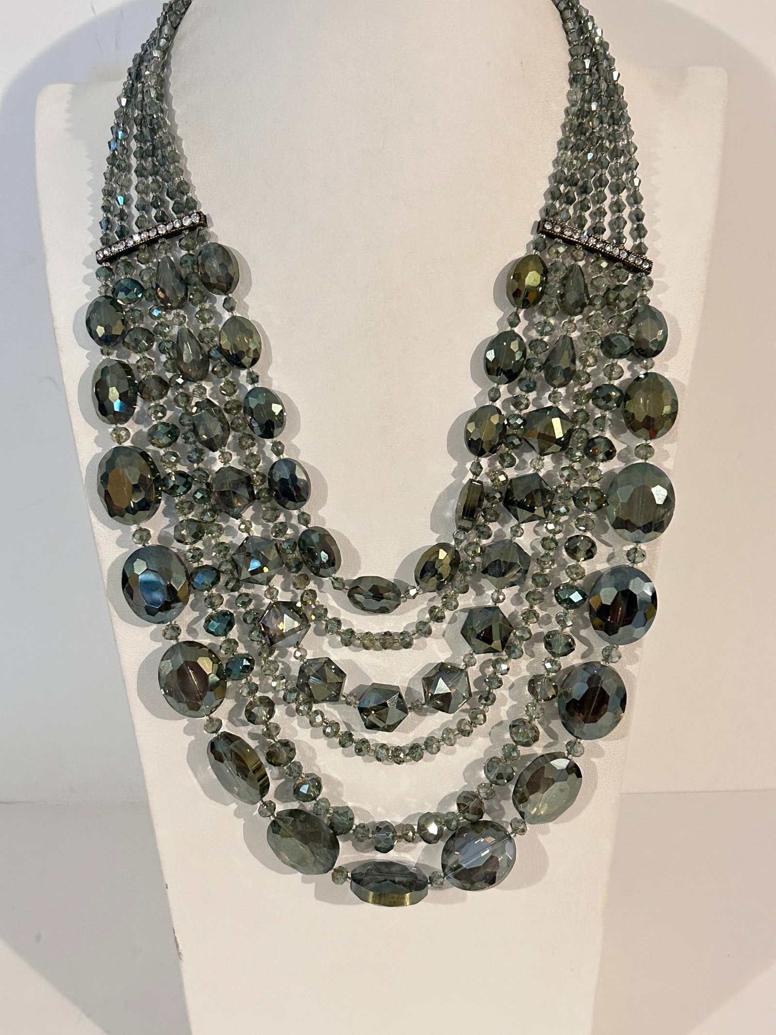 Vintage Necklace: Vintage Necklace Please view all photos as they are part of the description and condition of this Item, Feel free to contact me with questions or picture requests! Used Item AS IS
