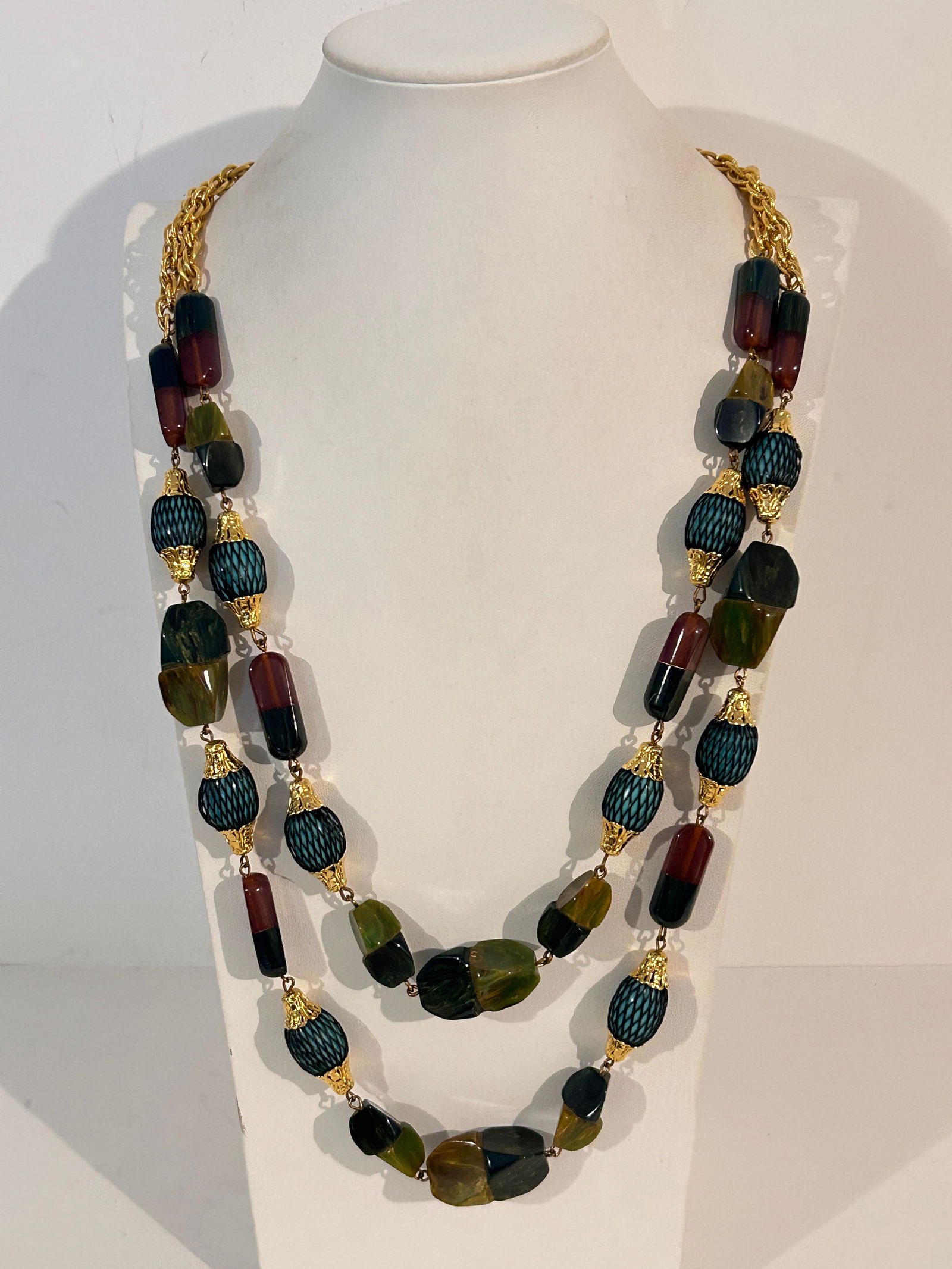 Vintage Necklace: Vintage Necklace Please view all photos as they are part of the description and condition of this Item, Feel free to contact me with questions or picture requests! Used Item AS IS