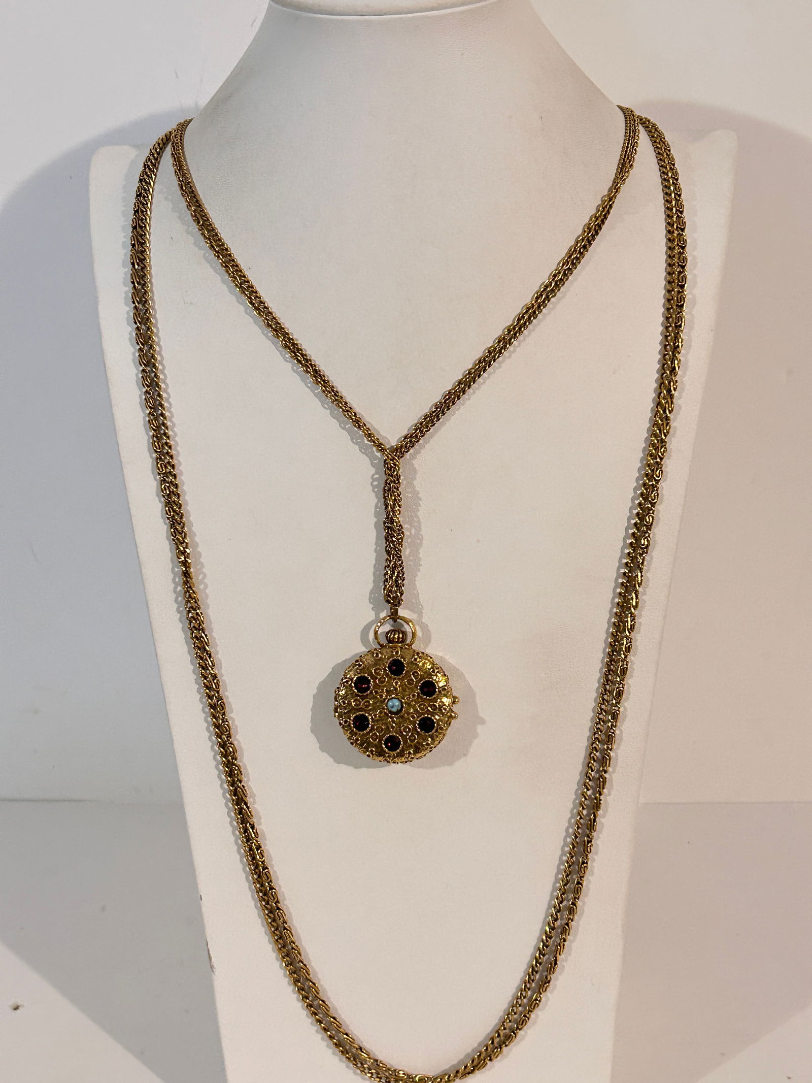 Vintage Necklace: Vintage Necklace Please view all photos as they are part of the description and condition of this Item, Feel free to contact me with questions or picture requests! Used Item AS IS