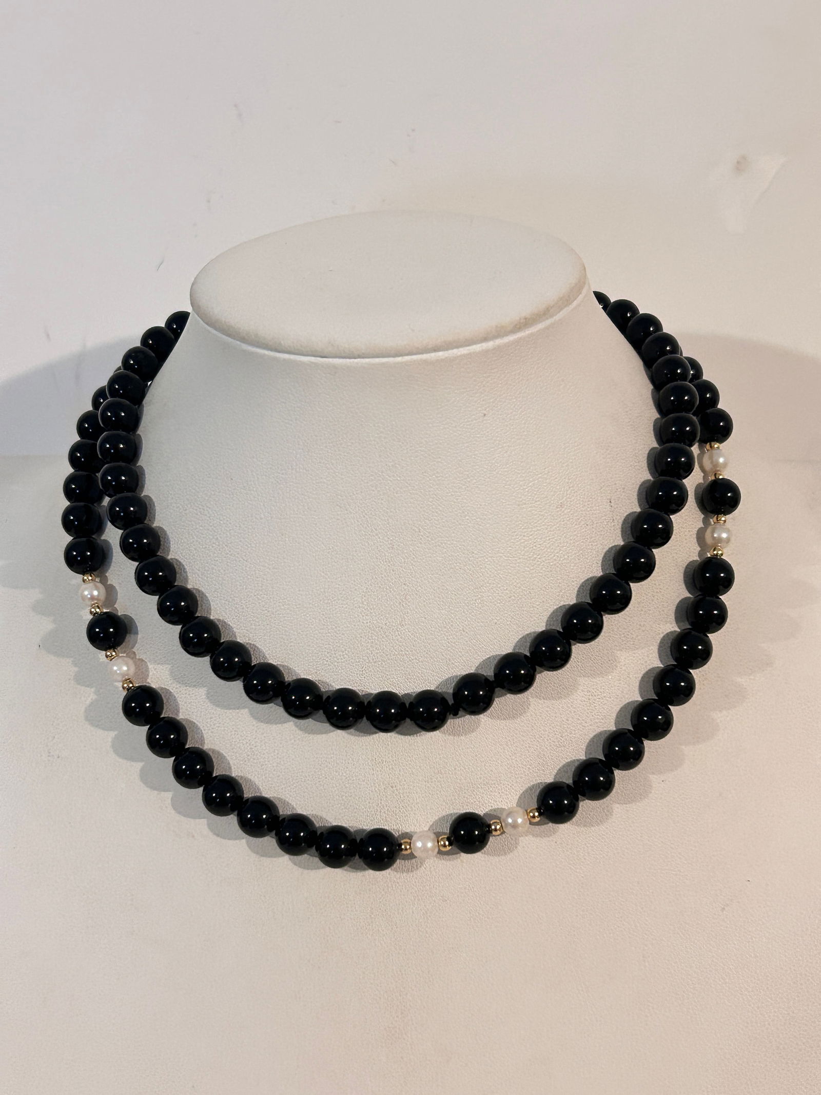 Vintage Necklace: Vintage Necklace Please view all photos as they are part of the description and condition of this Item, Feel free to contact me with questions or picture requests! Used Item AS IS