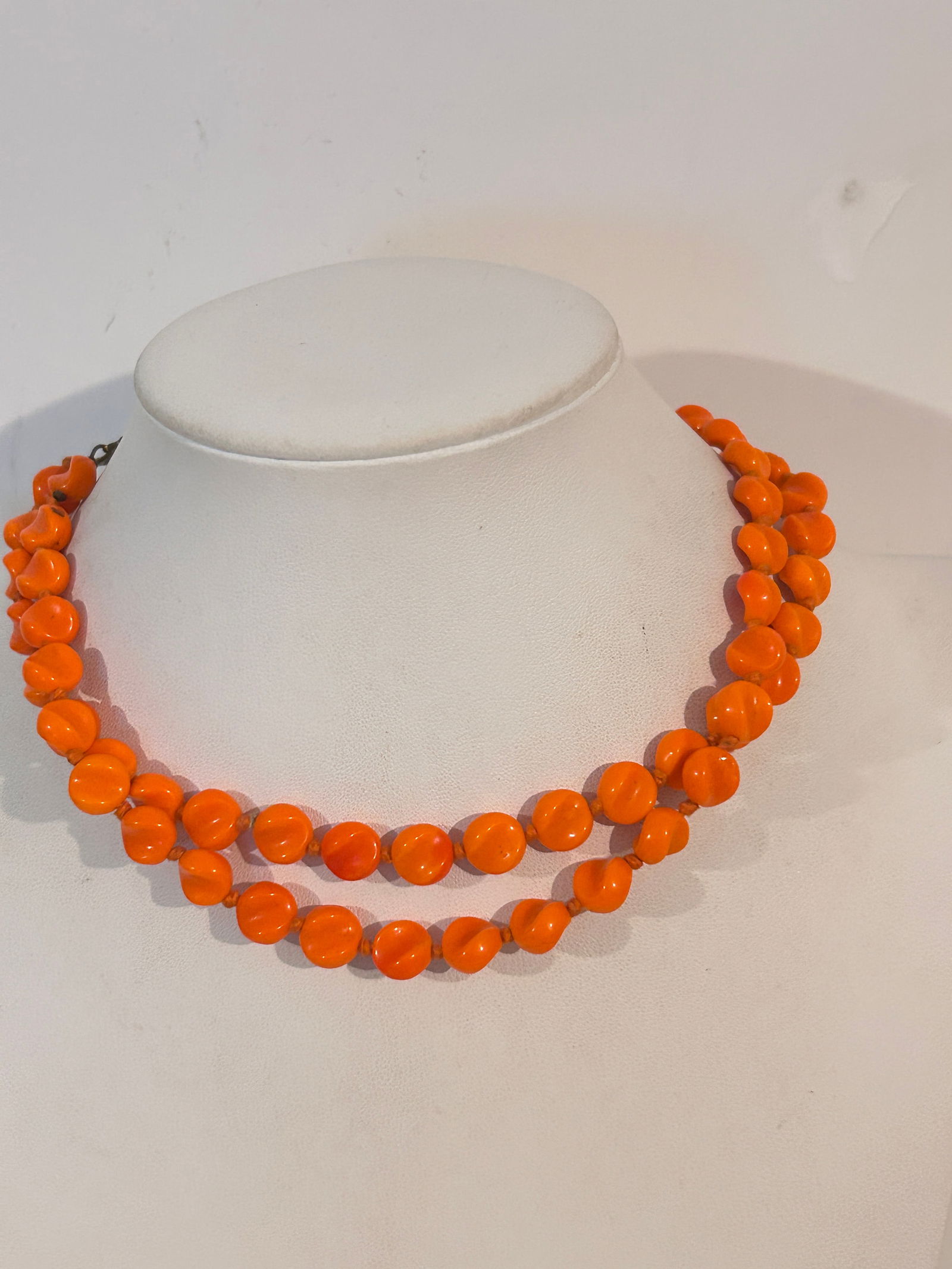 Vintage Necklace: Vintage Necklace Please view all photos as they are part of the description and condition of this Item, Feel free to contact me with questions or picture requests! Used Item AS IS