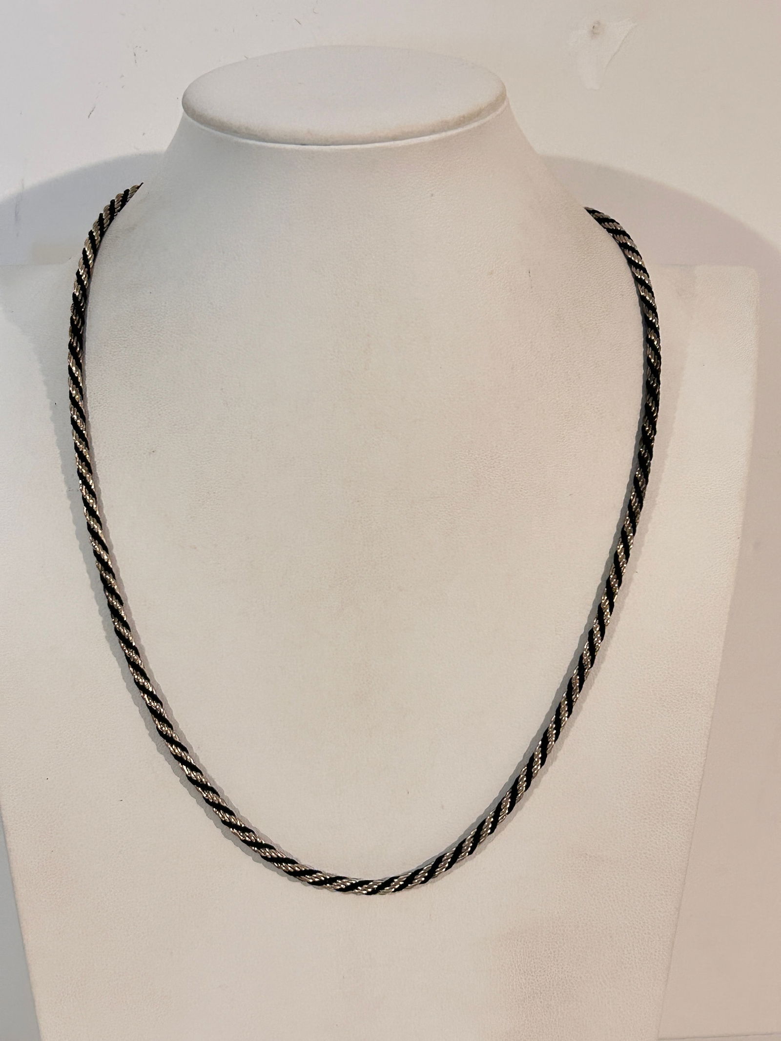 Vintage Necklace: Vintage Necklace Please view all photos as they are part of the description and condition of this Item, Feel free to contact me with questions or picture requests! Used Item AS IS