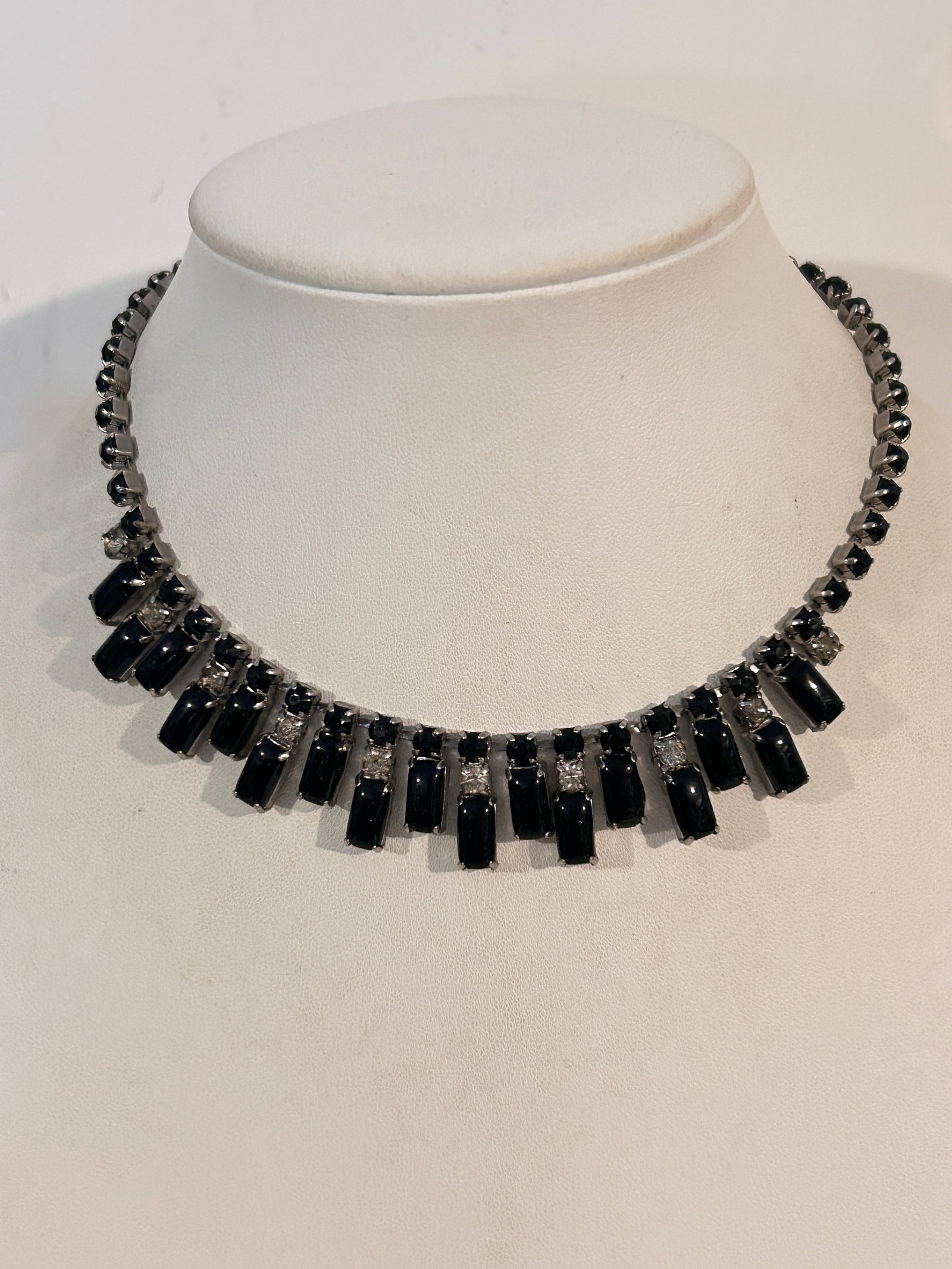 Vintage Necklace: Vintage Necklace Please view all photos as they are part of the description and condition of this Item, Feel free to contact me with questions or picture requests! Used Item AS IS