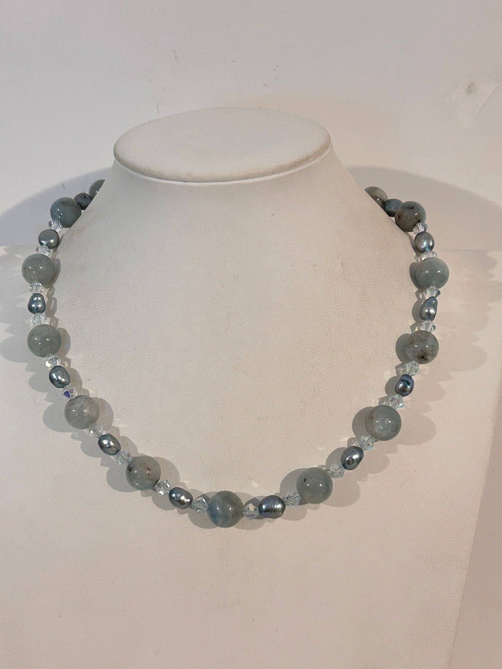 Vintage Necklace: Vintage Necklace Please view all photos as they are part of the description and condition of this Item, Feel free to contact me with questions or picture requests! Used Item AS IS