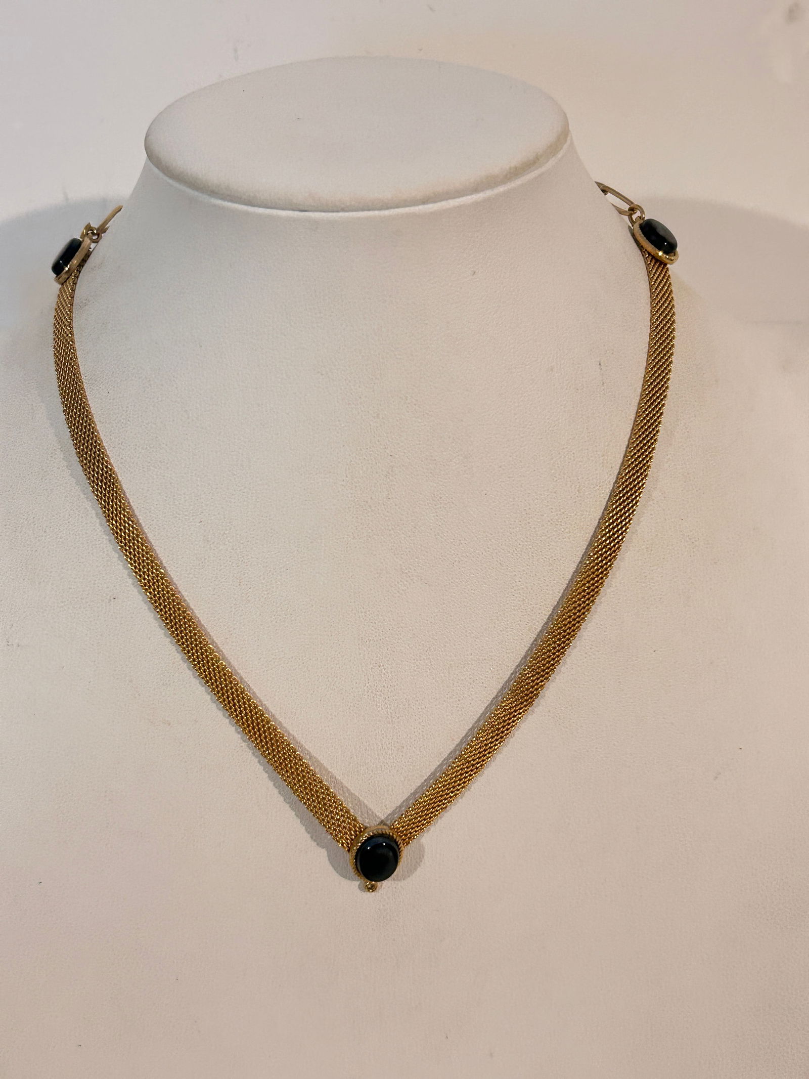 Vintage Necklace: Vintage Necklace Please view all photos as they are part of the description and condition of this Item, Feel free to contact me with questions or picture requests! Used Item AS IS