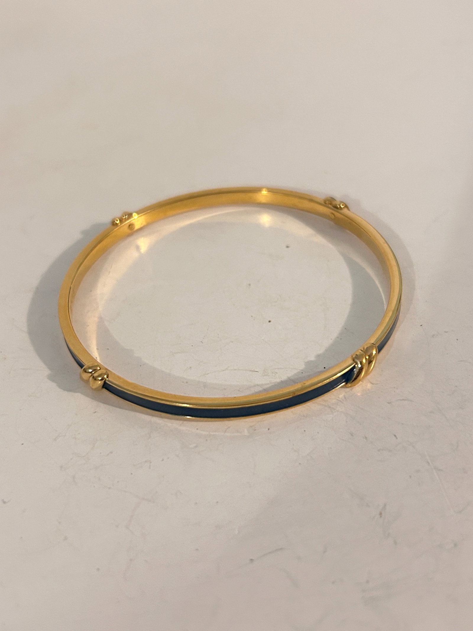 Vintage Bracelet: Vintage Bracelet Please view all photos as they are part of the description and condition of this Item, Feel free to contact me with questions or picture requests! Used Item AS IS