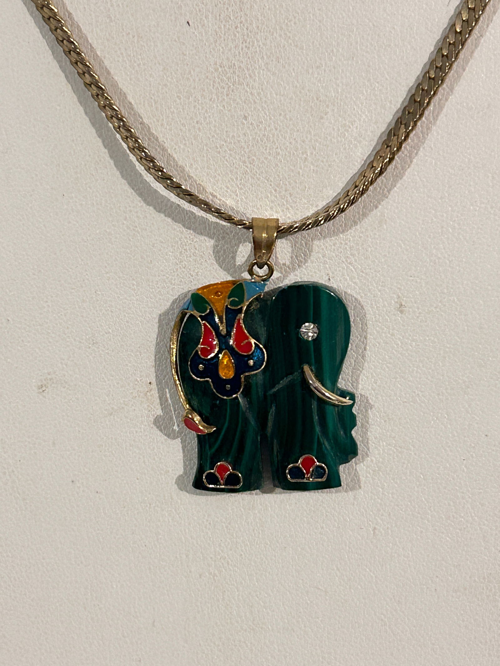 Vintage Necklace: Vintage Necklace Please view all photos as they are part of the description and condition of this Item, Feel free to contact me with questions or picture requests! Used Item AS IS