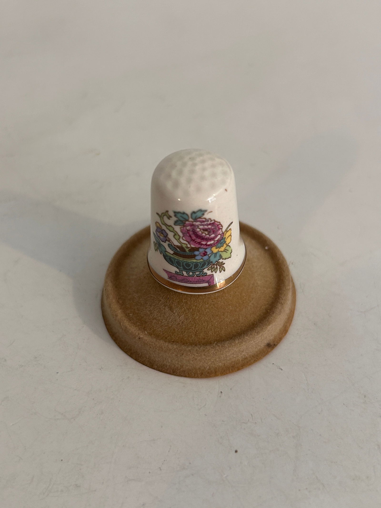 Vintage Thimble: Vintage Thimble Please view all photos as they are part of the description and condition of this Item, Feel free to contact me with questions or picture requests! Used Item AS IS