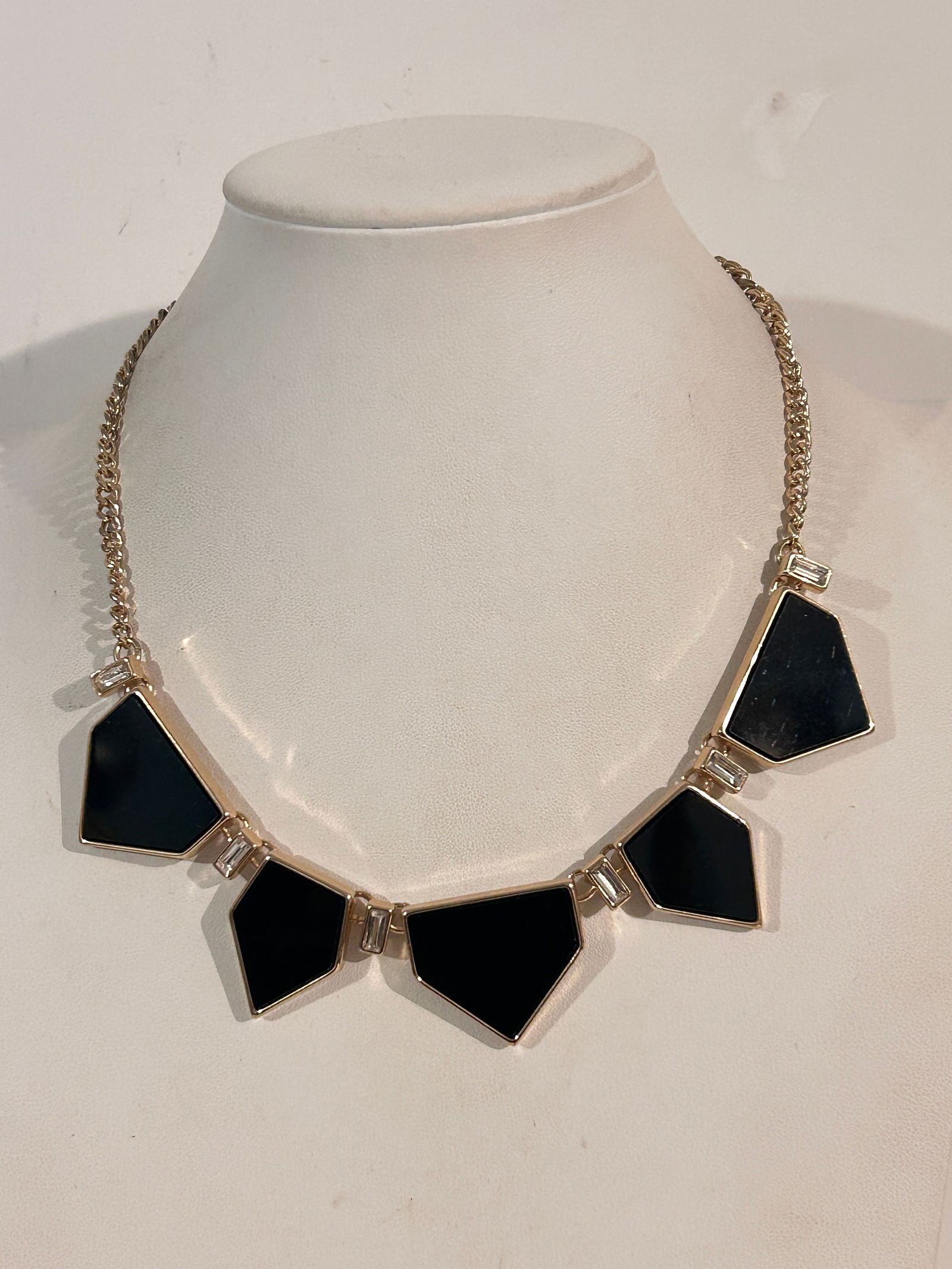 Vintage Necklace: Vintage Necklace Please view all photos as they are part of the description and condition of this Item, Feel free to contact me with questions or picture requests! Used Item AS IS