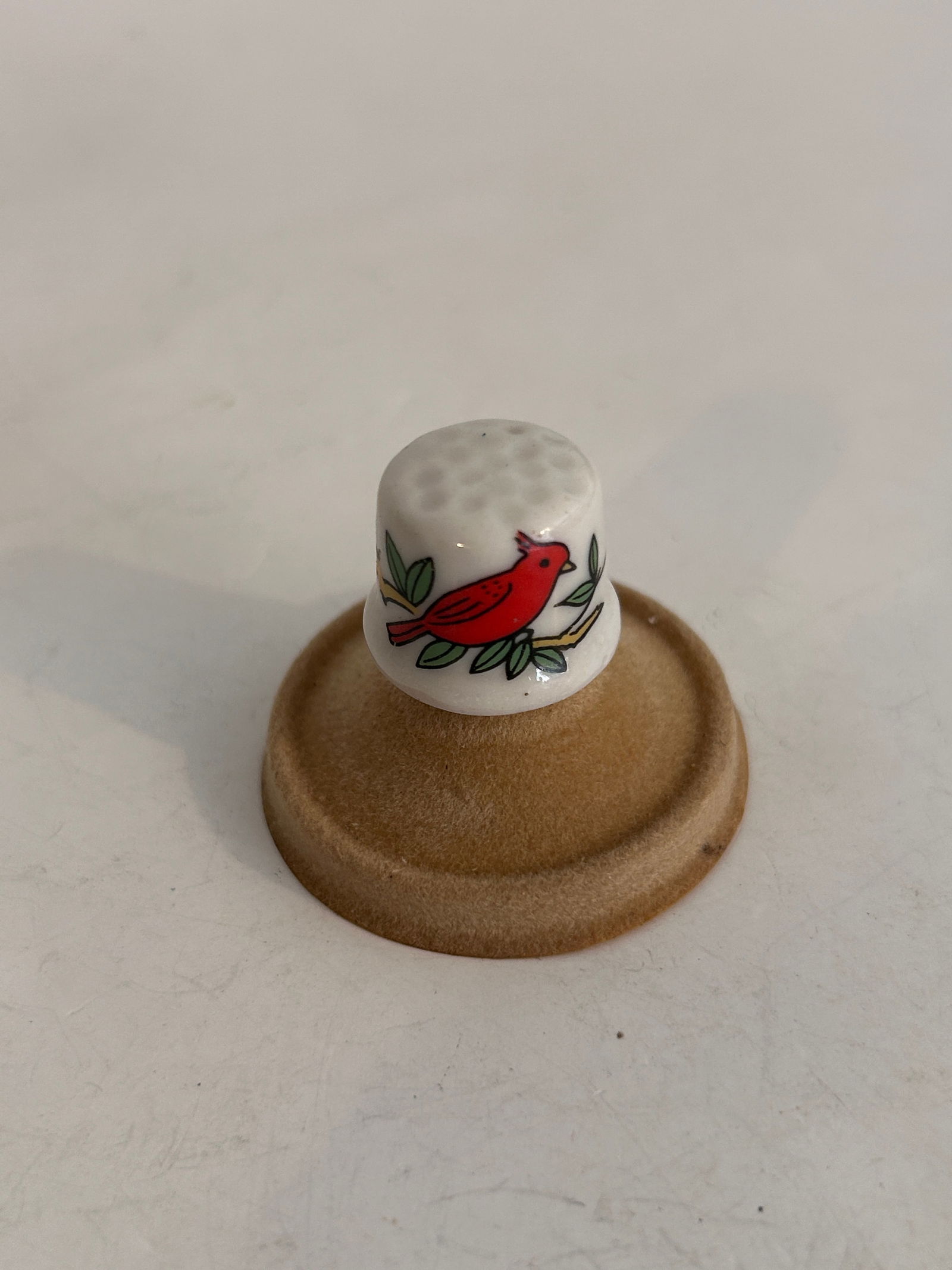 Vintage Thimble: Vintage Thimble Please view all photos as they are part of the description and condition of this Item, Feel free to contact me with questions or picture requests! Used Item AS IS